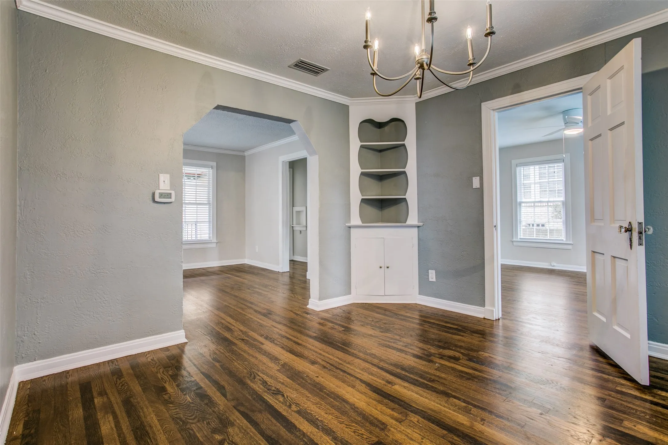 Single Family Residence For Rent in Dallas County , 715 Newell Avenue, Dallas, Texas 75223, 2 Bedroom, 1 Bathroom, 1 Garage spaces, 1,052 Sqft, built in 1938, mls#21348446, Real Estate Agent in Dallas, Homes For Rent in Dallas county, Homes For Rent in Dallas, Realtor in Dallas Texas, Real Estate Brokerage Independent Realty Texas, Luminita Cordes Realtor