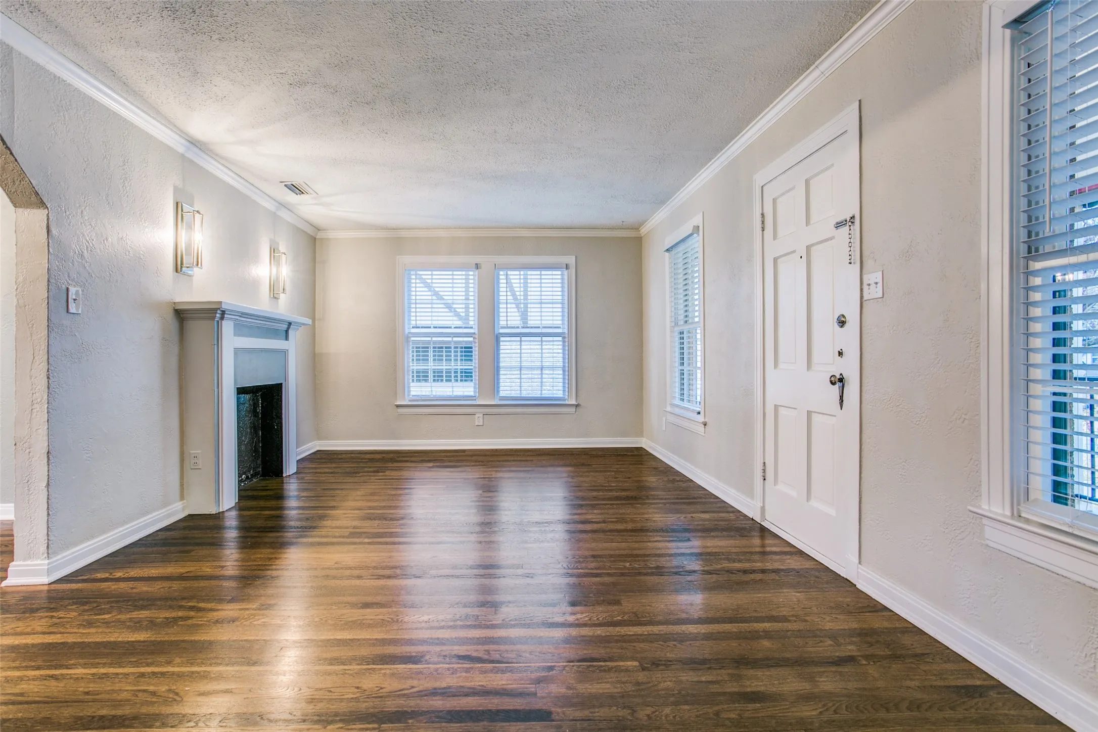 Single Family Residence For Rent in Dallas County , 715 Newell Avenue, Dallas, Texas 75223, 2 Bedroom, 1 Bathroom, 1 Garage spaces, 1,052 Sqft, built in 1938, mls#21348446, Real Estate Agent in Dallas, Homes For Rent in Dallas county, Homes For Rent in Dallas, Realtor in Dallas Texas, Real Estate Brokerage Independent Realty Texas, Luminita Cordes Realtor