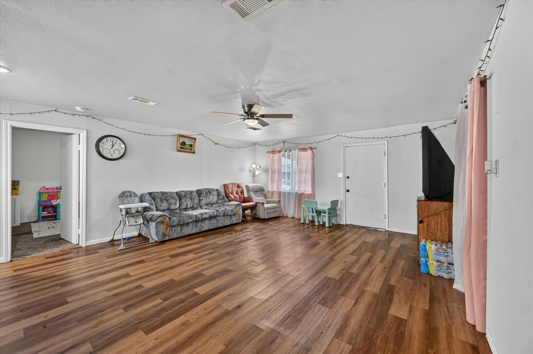 Triplex For Sale in Dallas County , 1938 El Paso Street, Grand Prairie, Texas 75051, 7 Bedroom, 5 Bathroom, Garage spaces, 3,303 Sqft, built in 1964, mls#21355102, Real Estate Agent in Grand Prairie, Homes For Sale in Dallas county, Homes For Sale in Grand Prairie, Realtor in Grand Prairie Texas, Real Estate Brokerage Independent Realty Texas, Luminita Cordes Realtor
