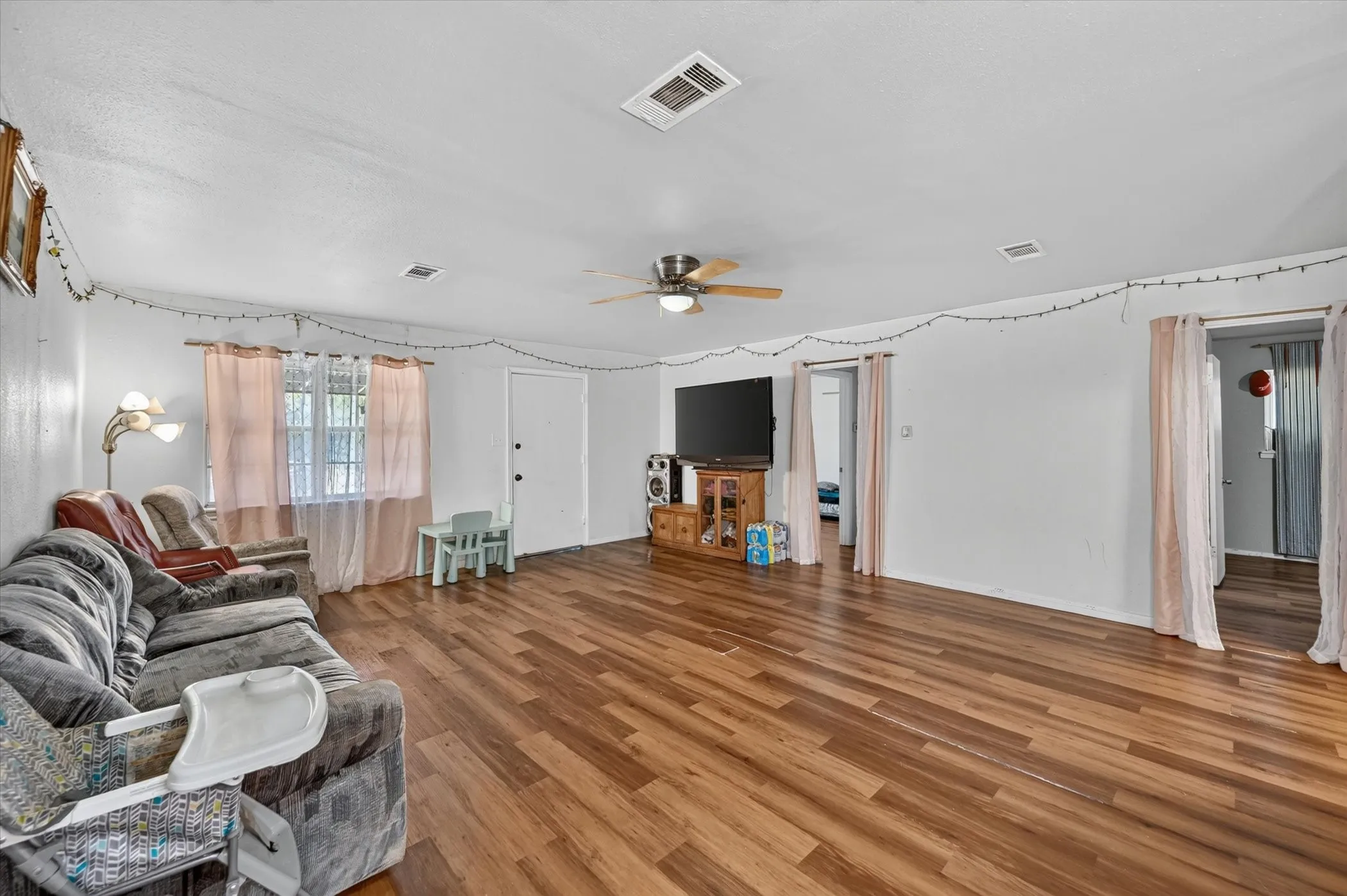 Triplex For Sale in Dallas County , 1938 El Paso Street, Grand Prairie, Texas 75051, 7 Bedroom, 5 Bathroom, Garage spaces, 3,303 Sqft, built in 1964, mls#21355102, Real Estate Agent in Grand Prairie, Homes For Sale in Dallas county, Homes For Sale in Grand Prairie, Realtor in Grand Prairie Texas, Real Estate Brokerage Independent Realty Texas, Luminita Cordes Realtor