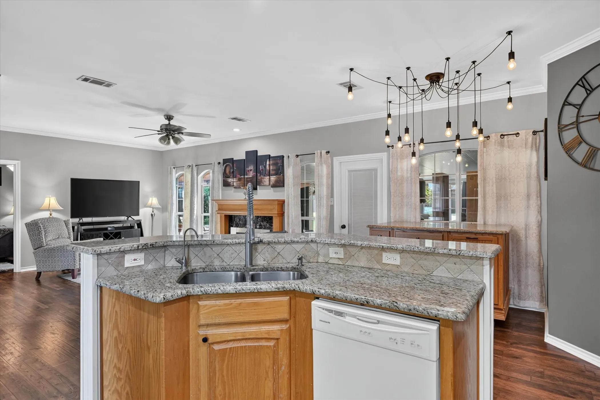 Single Family Residence For Sale in Denton County , 11071 Windjammer Drive, Frisco, Texas 75036, 3 Bedroom, 3 Bathroom, 3 Garage spaces, 2,652 Sqft, built in 1996, mls#21358511, Real Estate Agent in Frisco, Homes For Sale in Denton county, Homes For Sale in Frisco, Realtor in Frisco Texas, Real Estate Brokerage Independent Realty Texas, Luminita Cordes Realtor