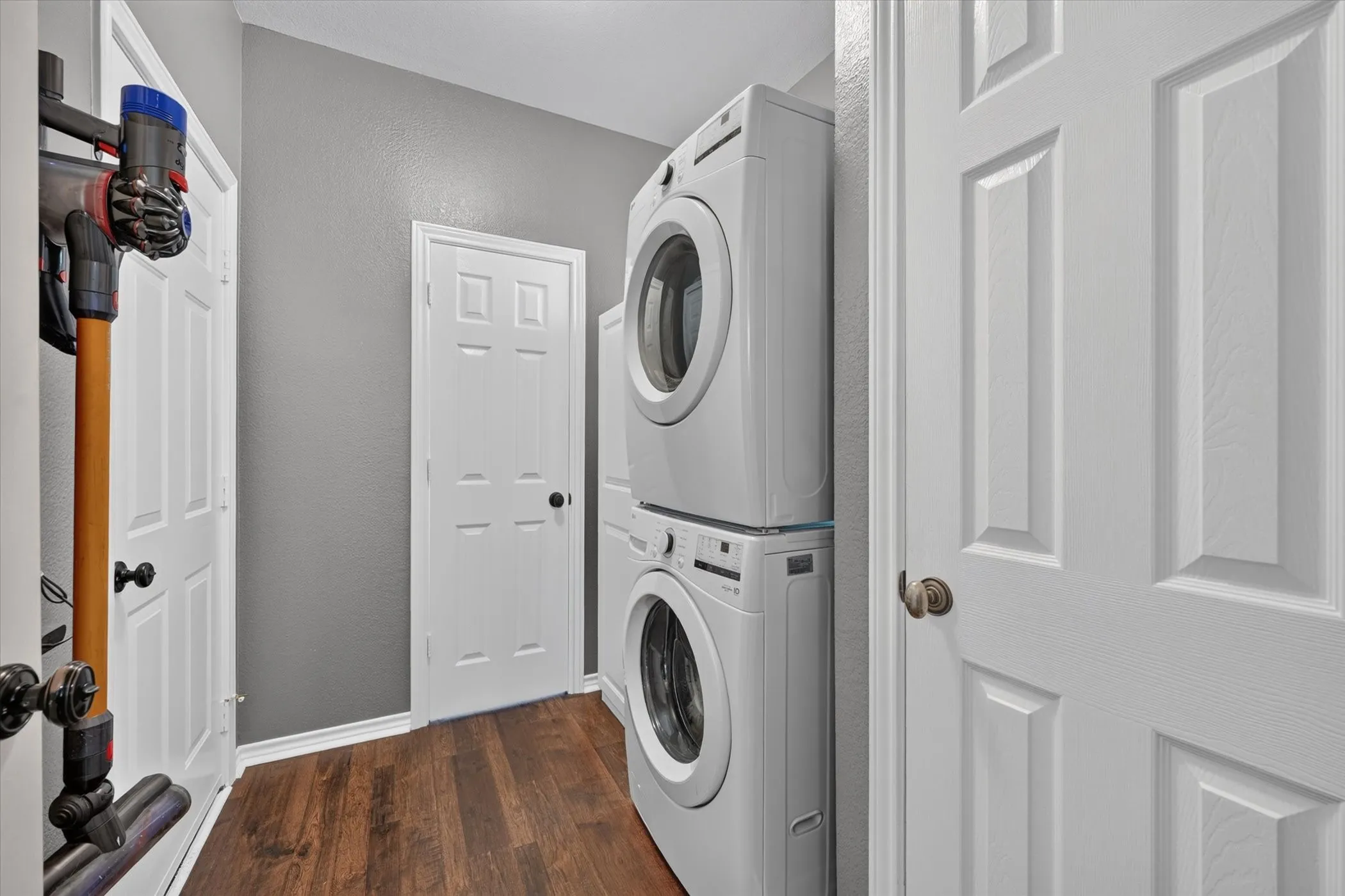 Single Family Residence For Sale in Denton County , 11071 Windjammer Drive, Frisco, Texas 75036, 3 Bedroom, 3 Bathroom, 3 Garage spaces, 2,652 Sqft, built in 1996, mls#21358511, Real Estate Agent in Frisco, Homes For Sale in Denton county, Homes For Sale in Frisco, Realtor in Frisco Texas, Real Estate Brokerage Independent Realty Texas, Luminita Cordes Realtor