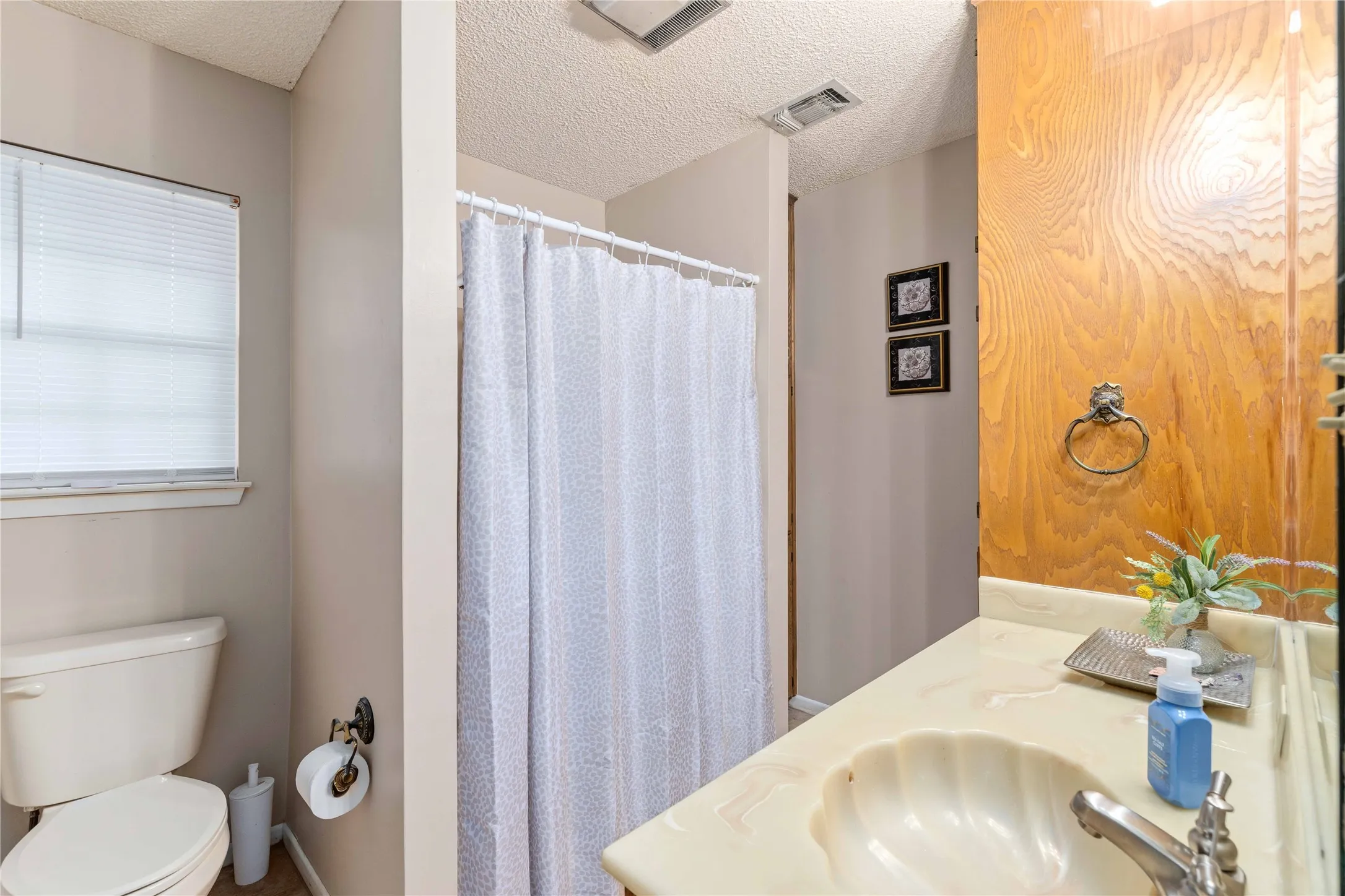 Single Family Residence For Sale in Brown County , 15 Canyon Creek Drive, Brownwood, Texas 76801, 3 Bedroom, 3 Bathroom, 2 Garage spaces, 3,239 Sqft, built in 1977, mls#21358277, Real Estate Agent in Brownwood, Homes For Sale in Brown county, Homes For Sale in Brownwood, Realtor in Brownwood Texas, Real Estate Brokerage Independent Realty Texas, Luminita Cordes Realtor