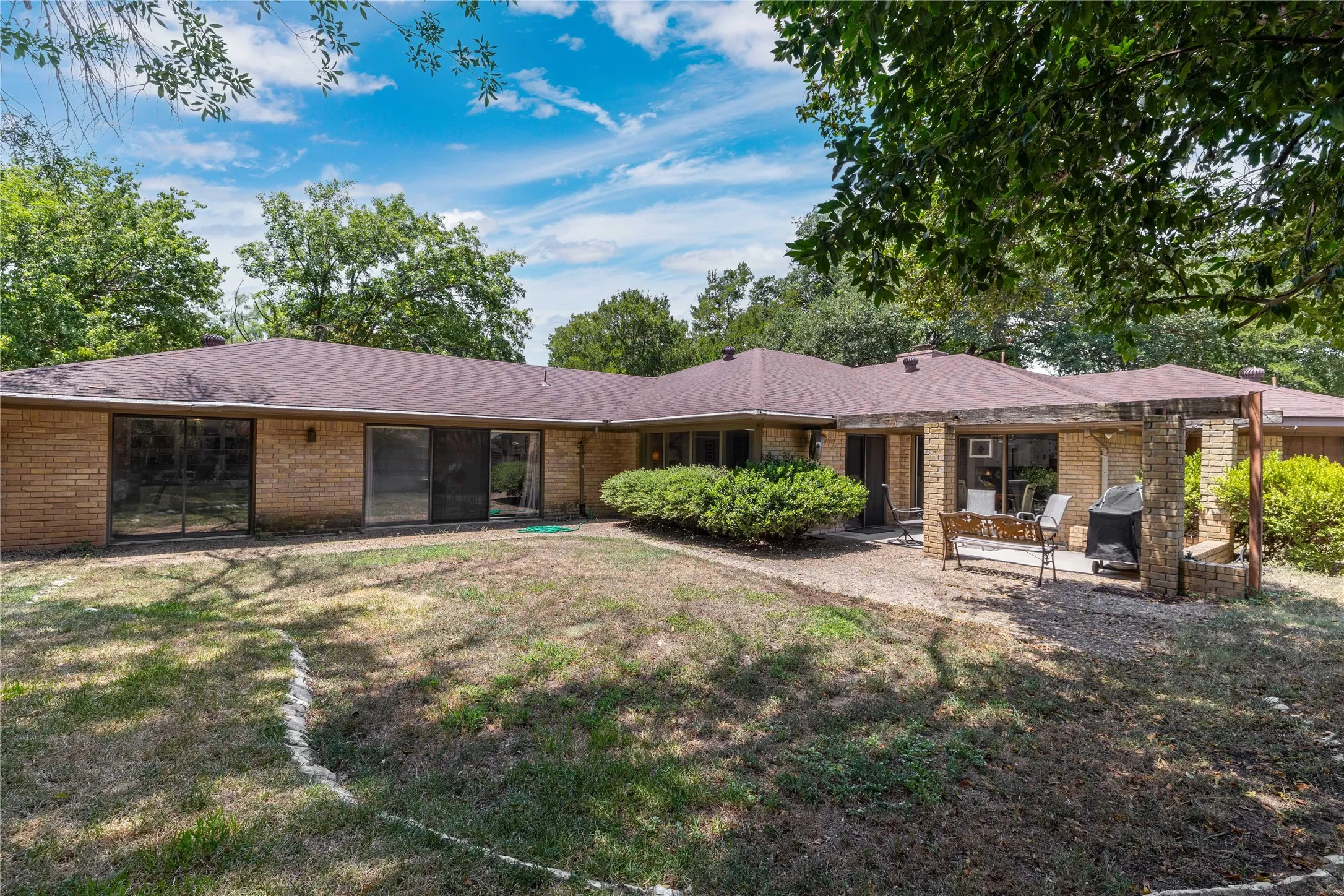 Single Family Residence For Sale in Brown County , 15 Canyon Creek Drive, Brownwood, Texas 76801, 3 Bedroom, 3 Bathroom, 2 Garage spaces, 3,239 Sqft, built in 1977, mls#21358277, Real Estate Agent in Brownwood, Homes For Sale in Brown county, Homes For Sale in Brownwood, Realtor in Brownwood Texas, Real Estate Brokerage Independent Realty Texas, Luminita Cordes Realtor