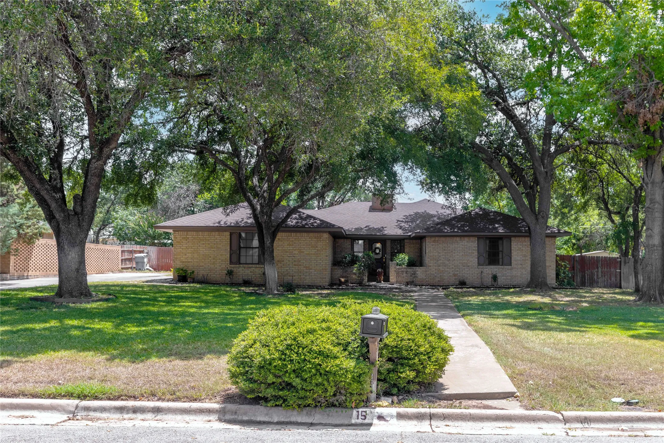 Single Family Residence For Sale in Brown County , 15 Canyon Creek Drive, Brownwood, Texas 76801, 3 Bedroom, 3 Bathroom, 2 Garage spaces, 3,239 Sqft, built in 1977, mls#21358277, Real Estate Agent in Brownwood, Homes For Sale in Brown county, Homes For Sale in Brownwood, Realtor in Brownwood Texas, Real Estate Brokerage Independent Realty Texas, Luminita Cordes Realtor