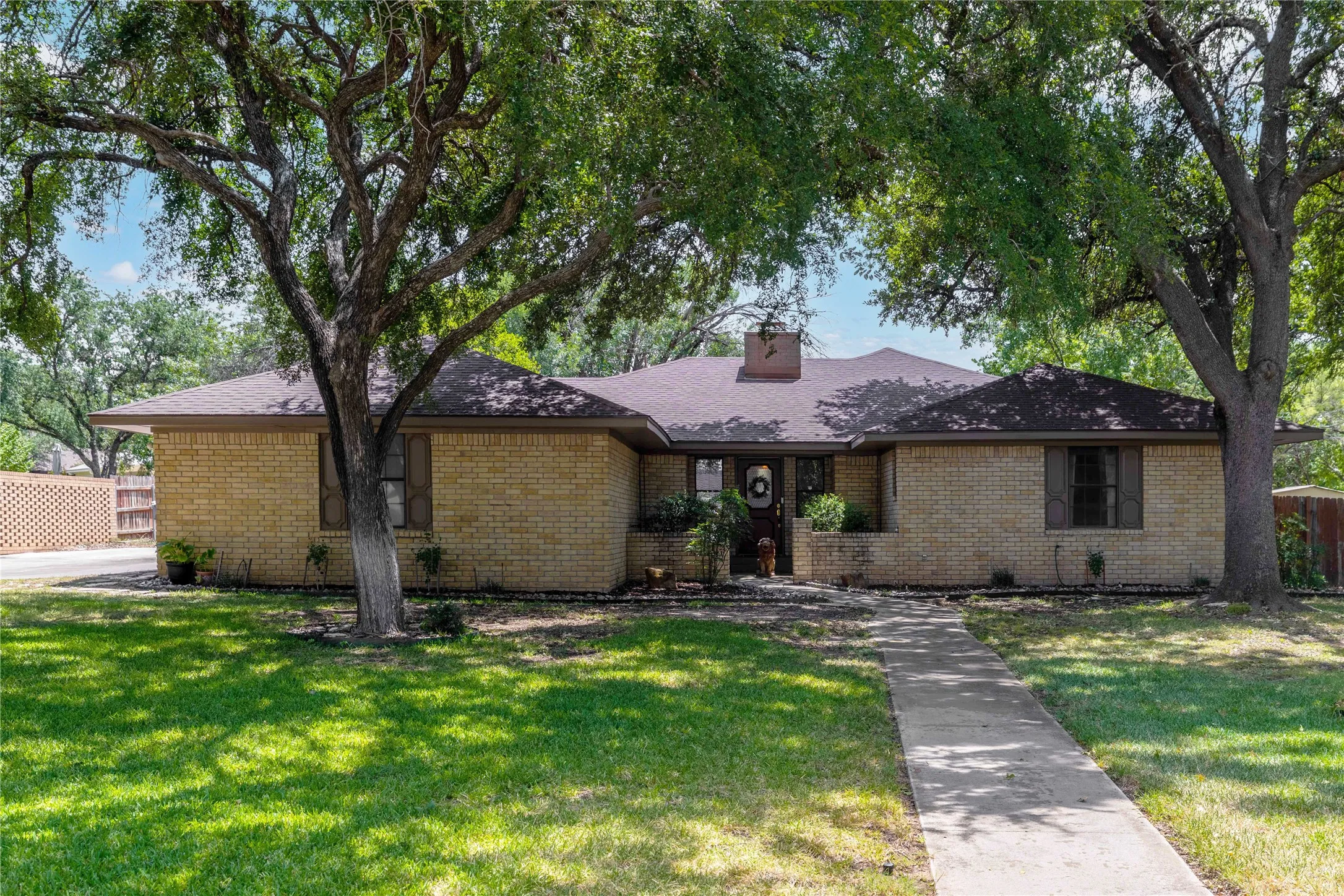 Single Family Residence For Sale in Brown County , 15 Canyon Creek Drive, Brownwood, Texas 76801, 3 Bedroom, 3 Bathroom, 2 Garage spaces, 3,239 Sqft, built in 1977, mls#21358277, Real Estate Agent in Brownwood, Homes For Sale in Brown county, Homes For Sale in Brownwood, Realtor in Brownwood Texas, Real Estate Brokerage Independent Realty Texas, Luminita Cordes Realtor