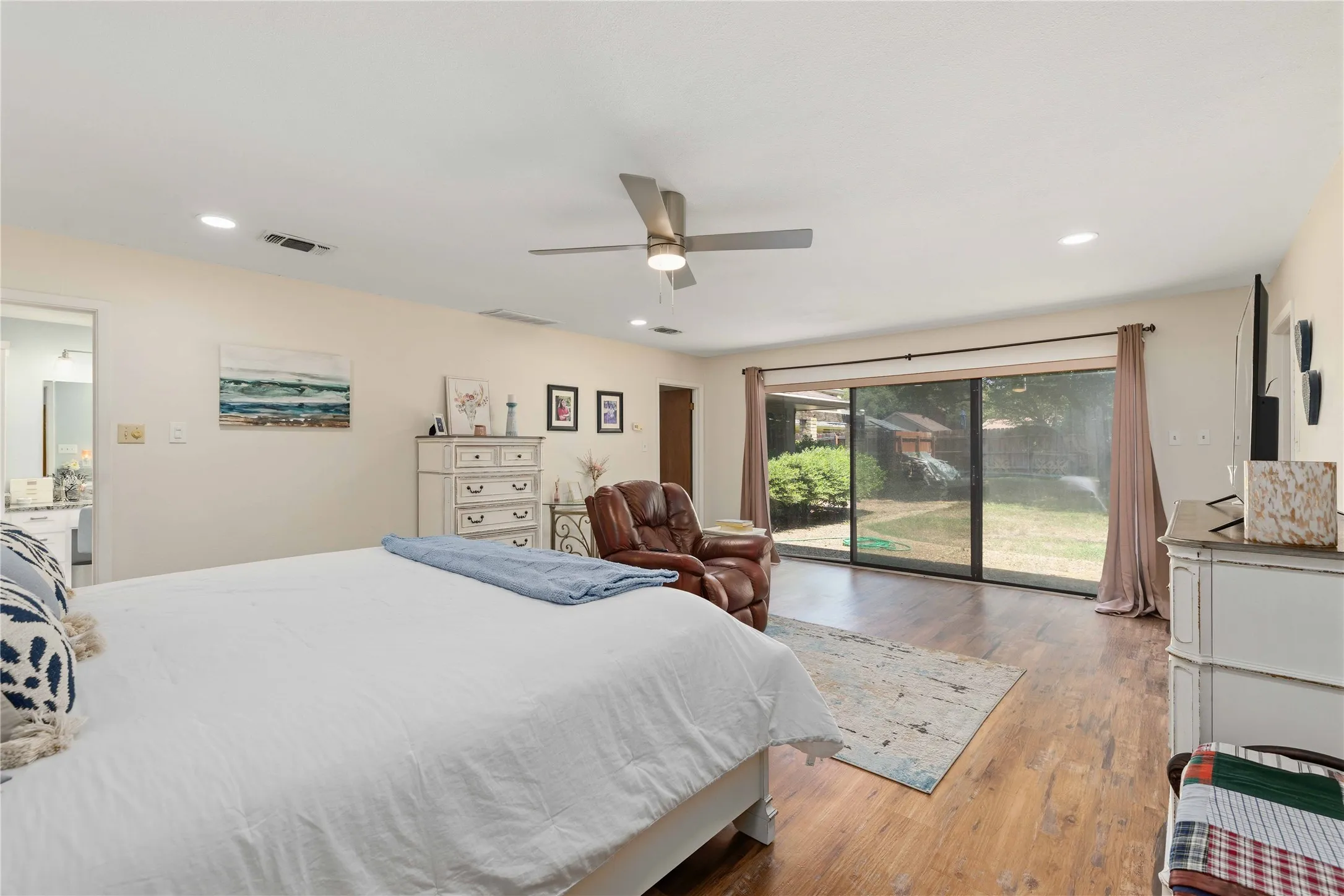 Single Family Residence For Sale in Brown County , 15 Canyon Creek Drive, Brownwood, Texas 76801, 3 Bedroom, 3 Bathroom, 2 Garage spaces, 3,239 Sqft, built in 1977, mls#21358277, Real Estate Agent in Brownwood, Homes For Sale in Brown county, Homes For Sale in Brownwood, Realtor in Brownwood Texas, Real Estate Brokerage Independent Realty Texas, Luminita Cordes Realtor