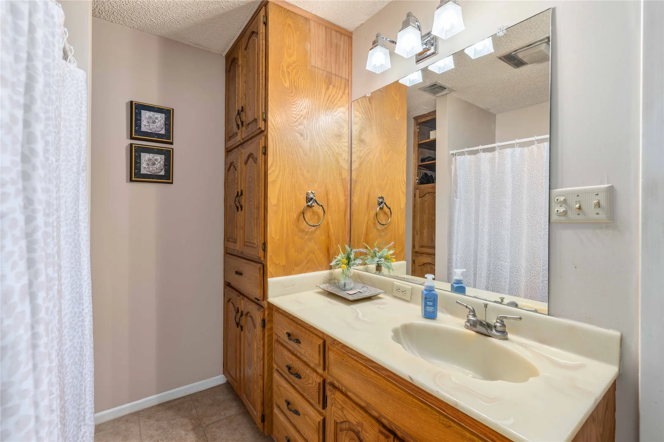 Single Family Residence For Sale in Brown County , 15 Canyon Creek Drive, Brownwood, Texas 76801, 3 Bedroom, 3 Bathroom, 2 Garage spaces, 3,239 Sqft, built in 1977, mls#21358277, Real Estate Agent in Brownwood, Homes For Sale in Brown county, Homes For Sale in Brownwood, Realtor in Brownwood Texas, Real Estate Brokerage Independent Realty Texas, Luminita Cordes Realtor