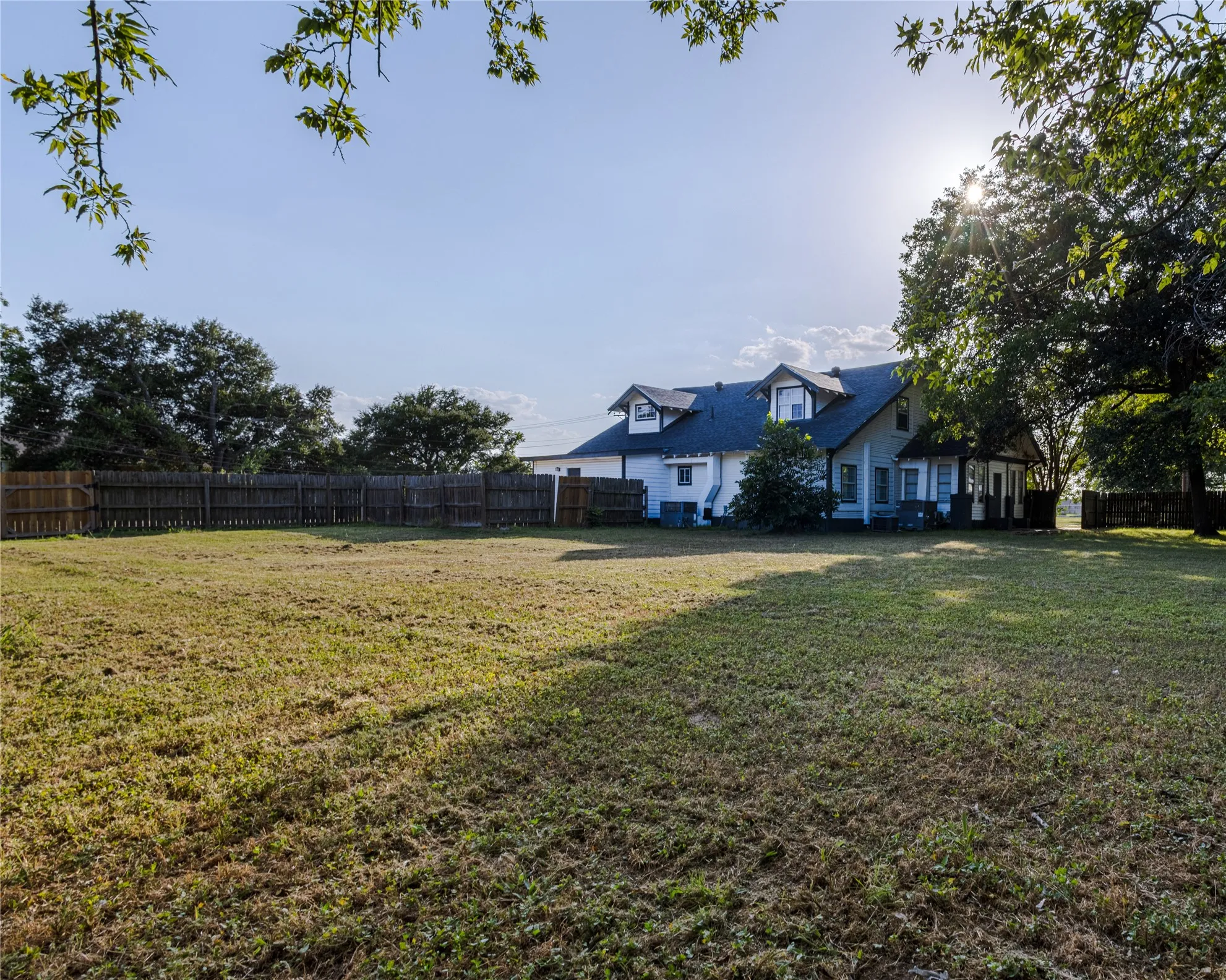 Single Family Residence For Sale in Limestone County , 310 S Rusk Street, Groesbeck, Texas 76642, 7 Bedroom, 4 Bathroom, Garage spaces, 3,035 Sqft, built in 1978, mls#21350801, Real Estate Agent in Groesbeck, Homes For Sale in Limestone county, Homes For Sale in Groesbeck, Realtor in Groesbeck Texas, Real Estate Brokerage Independent Realty Texas, Luminita Cordes Realtor