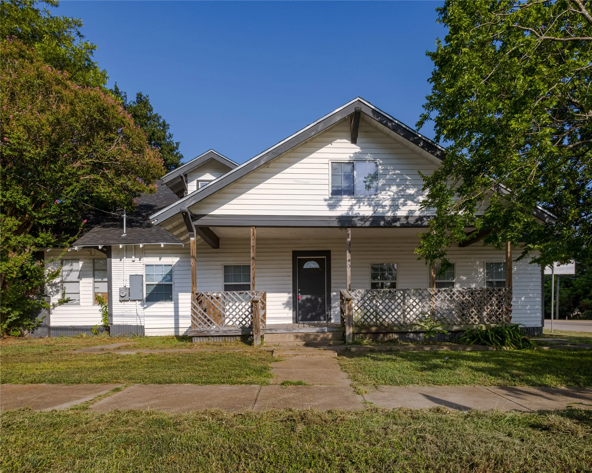 Single Family Residence For Sale in Limestone County , 310 S Rusk Street, Groesbeck, Texas 76642, 7 Bedroom, 4 Bathroom, Garage spaces, 3,035 Sqft, built in 1978, mls#21350801, Real Estate Agent in Groesbeck, Homes For Sale in Limestone county, Homes For Sale in Groesbeck, Realtor in Groesbeck Texas, Real Estate Brokerage Independent Realty Texas, Luminita Cordes Realtor