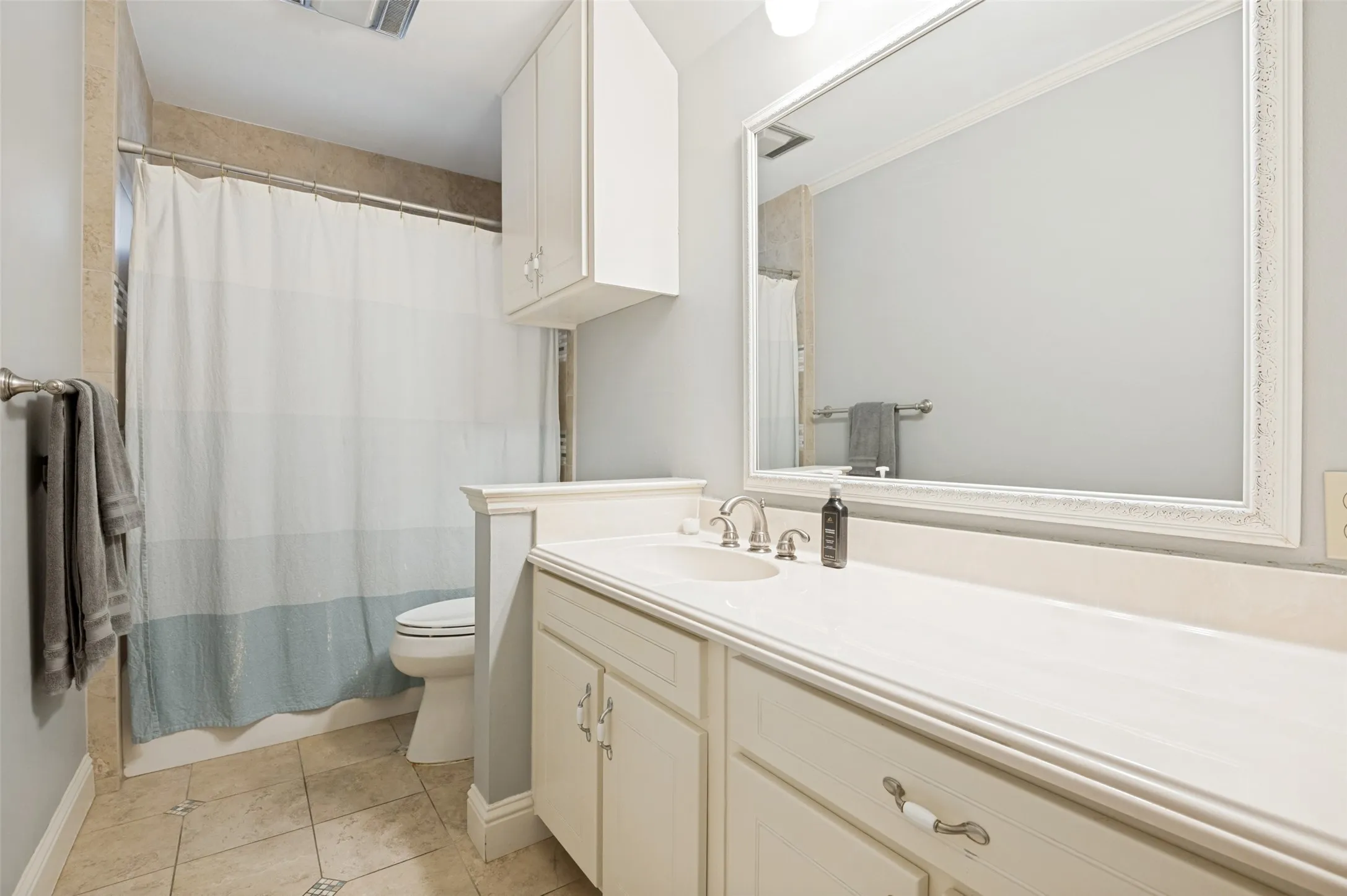 Single Family Residence For Sale in Tarrant County , 2401 Radcliffe Drive, Arlington, Texas 76012, 3 Bedroom, 2 Bathroom, 2 Garage spaces, 2,049 Sqft, built in 1977, mls#21358519, Real Estate Agent in Arlington, Homes For Sale in Tarrant county, Homes For Sale in Arlington, Realtor in Arlington Texas, Real Estate Brokerage Independent Realty Texas, Luminita Cordes Realtor