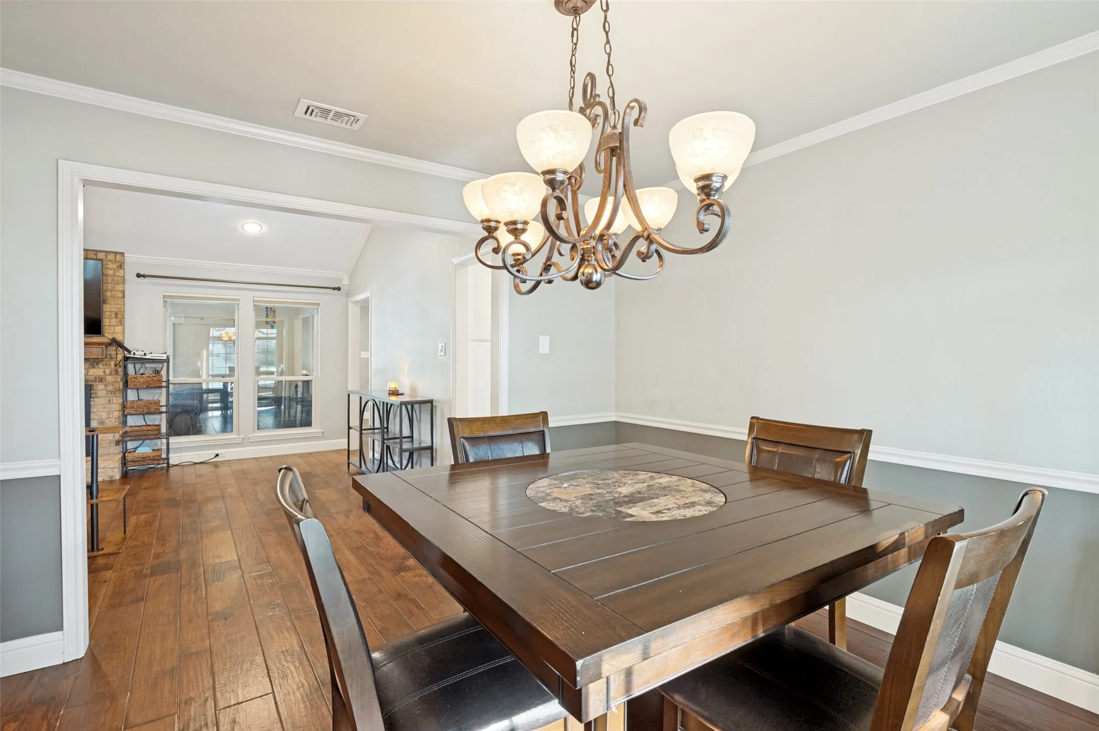 Single Family Residence For Sale in Tarrant County , 2401 Radcliffe Drive, Arlington, Texas 76012, 3 Bedroom, 2 Bathroom, 2 Garage spaces, 2,049 Sqft, built in 1977, mls#21358519, Real Estate Agent in Arlington, Homes For Sale in Tarrant county, Homes For Sale in Arlington, Realtor in Arlington Texas, Real Estate Brokerage Independent Realty Texas, Luminita Cordes Realtor