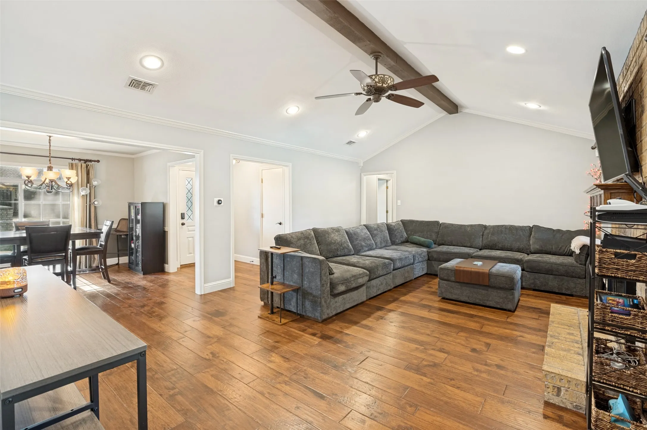 Single Family Residence For Sale in Tarrant County , 2401 Radcliffe Drive, Arlington, Texas 76012, 3 Bedroom, 2 Bathroom, 2 Garage spaces, 2,049 Sqft, built in 1977, mls#21358519, Real Estate Agent in Arlington, Homes For Sale in Tarrant county, Homes For Sale in Arlington, Realtor in Arlington Texas, Real Estate Brokerage Independent Realty Texas, Luminita Cordes Realtor