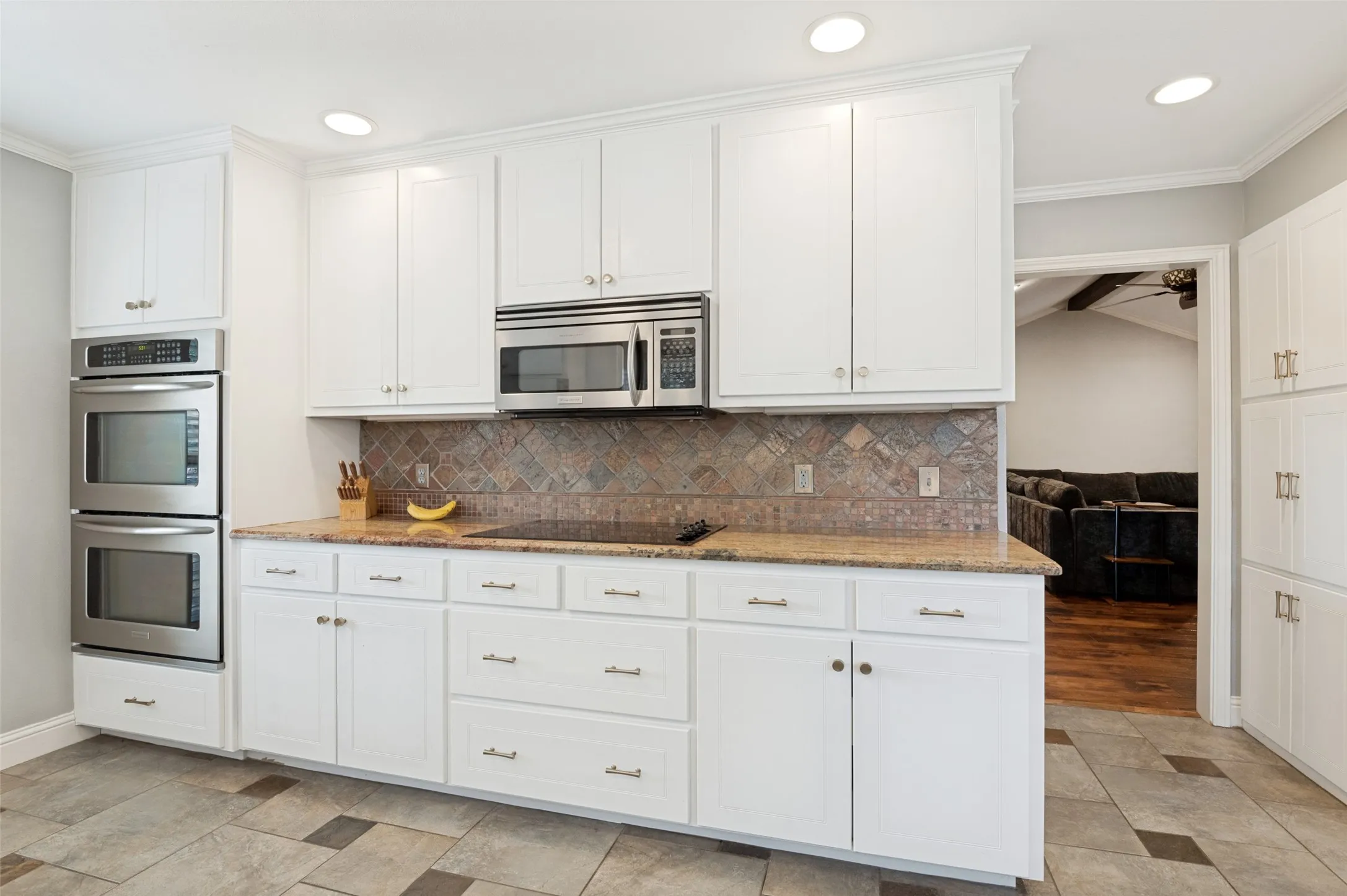Single Family Residence For Sale in Tarrant County , 2401 Radcliffe Drive, Arlington, Texas 76012, 3 Bedroom, 2 Bathroom, 2 Garage spaces, 2,049 Sqft, built in 1977, mls#21358519, Real Estate Agent in Arlington, Homes For Sale in Tarrant county, Homes For Sale in Arlington, Realtor in Arlington Texas, Real Estate Brokerage Independent Realty Texas, Luminita Cordes Realtor