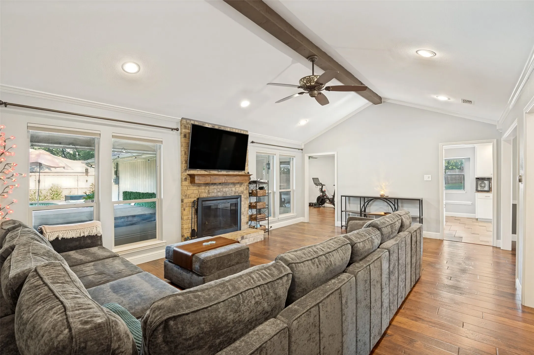 Single Family Residence For Sale in Tarrant County , 2401 Radcliffe Drive, Arlington, Texas 76012, 3 Bedroom, 2 Bathroom, 2 Garage spaces, 2,049 Sqft, built in 1977, mls#21358519, Real Estate Agent in Arlington, Homes For Sale in Tarrant county, Homes For Sale in Arlington, Realtor in Arlington Texas, Real Estate Brokerage Independent Realty Texas, Luminita Cordes Realtor