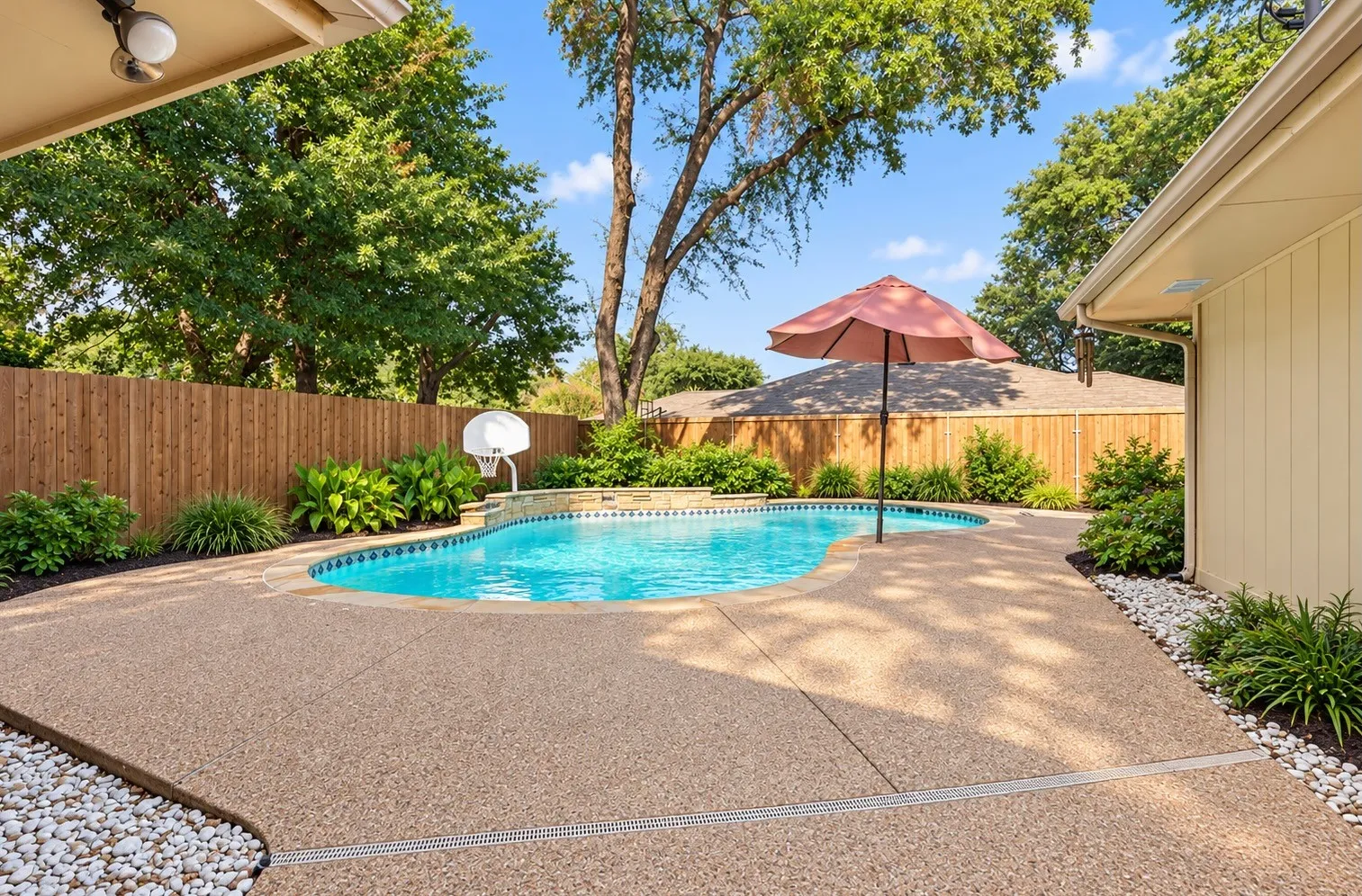 Single Family Residence For Sale in Tarrant County , 2401 Radcliffe Drive, Arlington, Texas 76012, 3 Bedroom, 2 Bathroom, 2 Garage spaces, 2,049 Sqft, built in 1977, mls#21358519, Real Estate Agent in Arlington, Homes For Sale in Tarrant county, Homes For Sale in Arlington, Realtor in Arlington Texas, Real Estate Brokerage Independent Realty Texas, Luminita Cordes Realtor