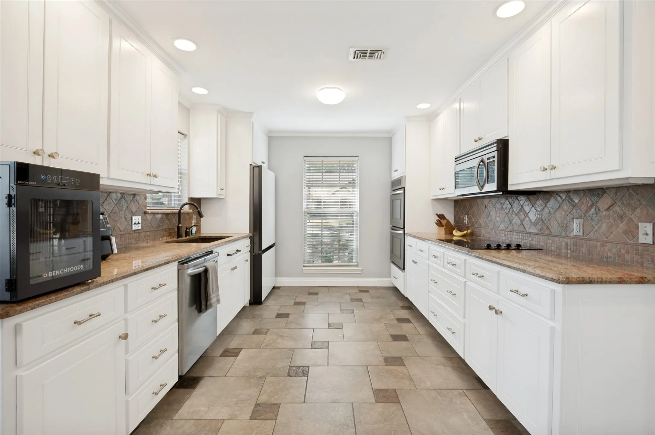 Yes! All appliances included! Samsung Bespoke Fridge + double oven +  built in microwave + dishwasher + stovetop + washer and dryer