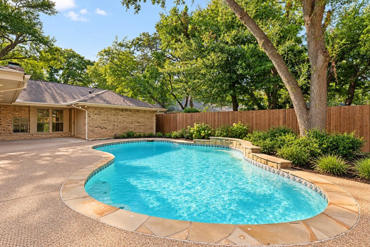 Single Family Residence For Sale in Tarrant County , 2401 Radcliffe Drive, Arlington, Texas 76012, 3 Bedroom, 2 Bathroom, 2 Garage spaces, 2,049 Sqft, built in 1977, mls#21358519, Real Estate Agent in Arlington, Homes For Sale in Tarrant county, Homes For Sale in Arlington, Realtor in Arlington Texas, Real Estate Brokerage Independent Realty Texas, Luminita Cordes Realtor