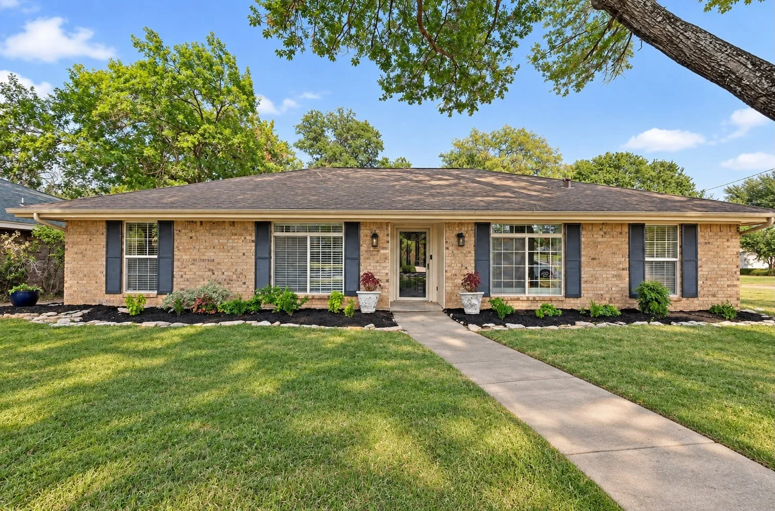 Single Family Residence For Sale in Tarrant County , 2401 Radcliffe Drive, Arlington, Texas 76012, 3 Bedroom, 2 Bathroom, 2 Garage spaces, 2,049 Sqft, built in 1977, mls#21358519, Real Estate Agent in Arlington, Homes For Sale in Tarrant county, Homes For Sale in Arlington, Realtor in Arlington Texas, Real Estate Brokerage Independent Realty Texas, Luminita Cordes Realtor