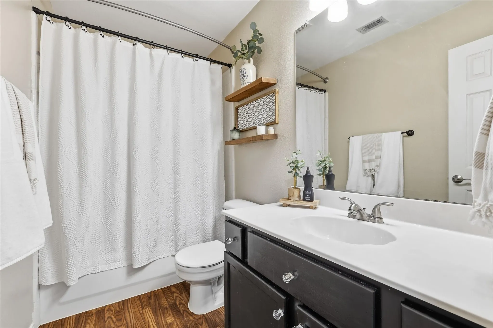 Single Family Residence For Sale in Dallas County , 1621 Nicole Lane, Garland, Texas 75040, 3 Bedroom, 2 Bathroom, 2 Garage spaces, 1,960 Sqft, built in 1999, mls#21358505, Real Estate Agent in Garland, Homes For Sale in Dallas county, Homes For Sale in Garland, Realtor in Garland Texas, Real Estate Brokerage Independent Realty Texas, Luminita Cordes Realtor