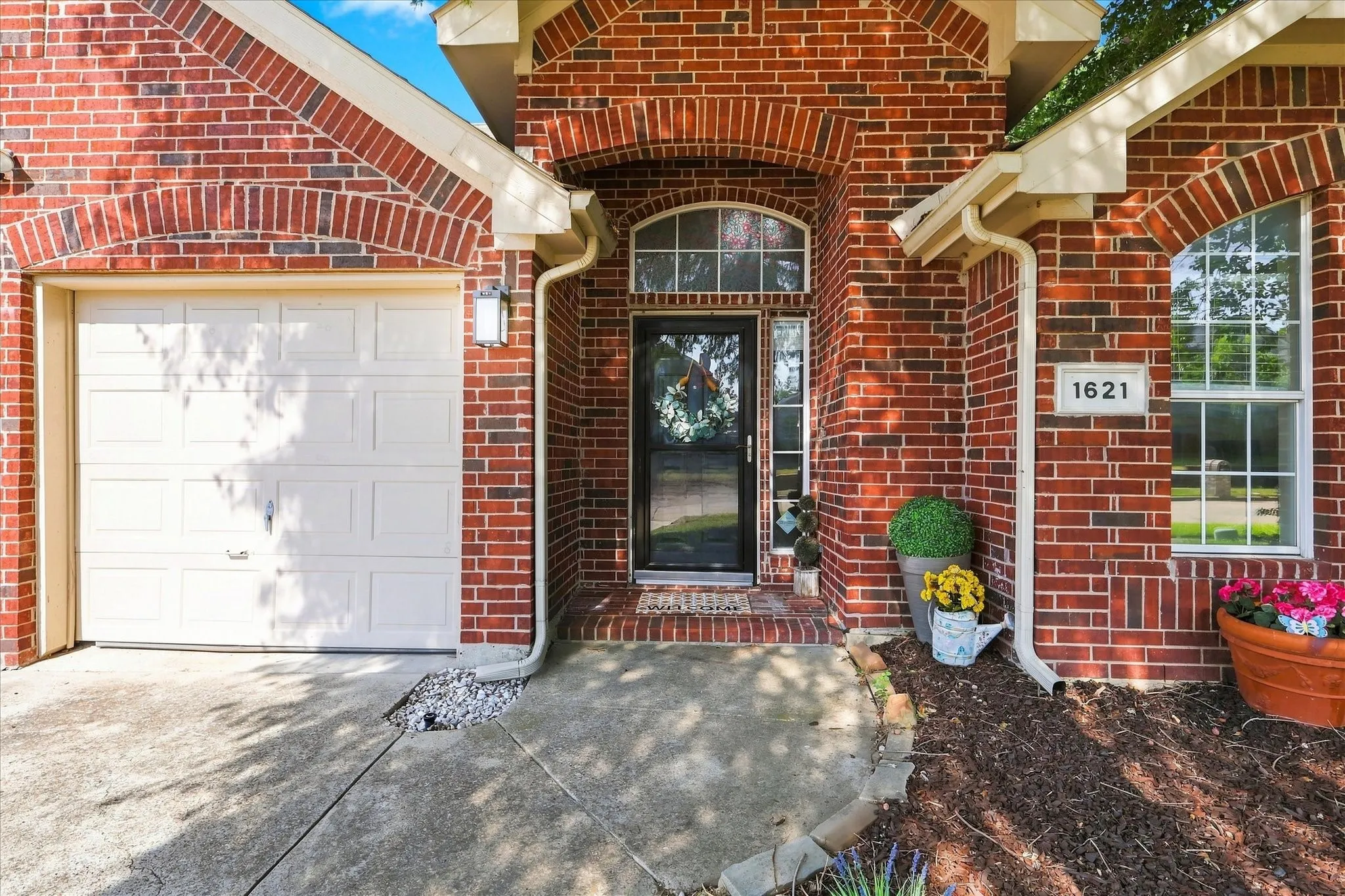 Single Family Residence For Sale in Dallas County , 1621 Nicole Lane, Garland, Texas 75040, 3 Bedroom, 2 Bathroom, 2 Garage spaces, 1,960 Sqft, built in 1999, mls#21358505, Real Estate Agent in Garland, Homes For Sale in Dallas county, Homes For Sale in Garland, Realtor in Garland Texas, Real Estate Brokerage Independent Realty Texas, Luminita Cordes Realtor