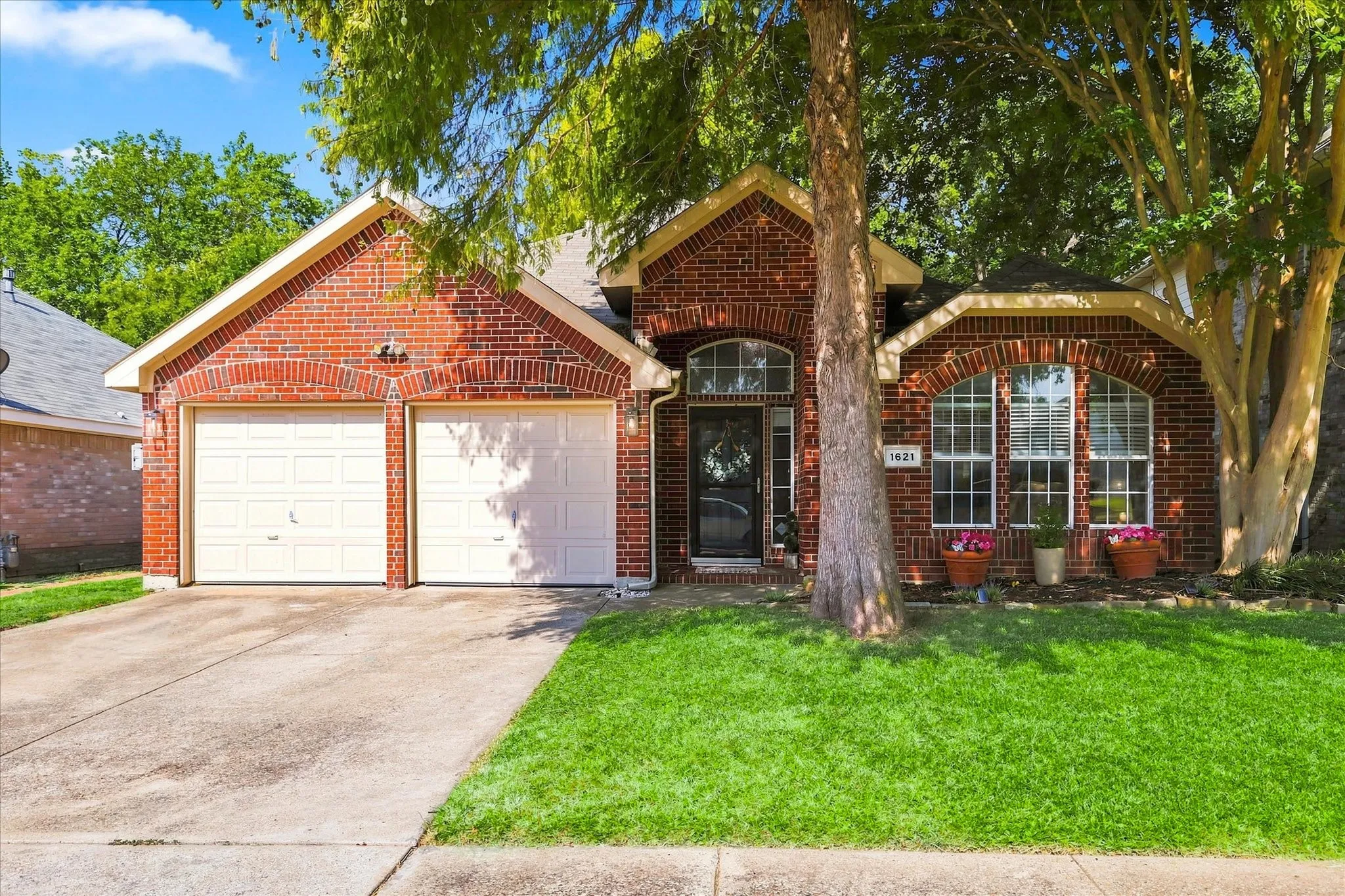 Single Family Residence For Sale in Dallas County , 1621 Nicole Lane, Garland, Texas 75040, 3 Bedroom, 2 Bathroom, 2 Garage spaces, 1,960 Sqft, built in 1999, mls#21358505, Real Estate Agent in Garland, Homes For Sale in Dallas county, Homes For Sale in Garland, Realtor in Garland Texas, Real Estate Brokerage Independent Realty Texas, Luminita Cordes Realtor