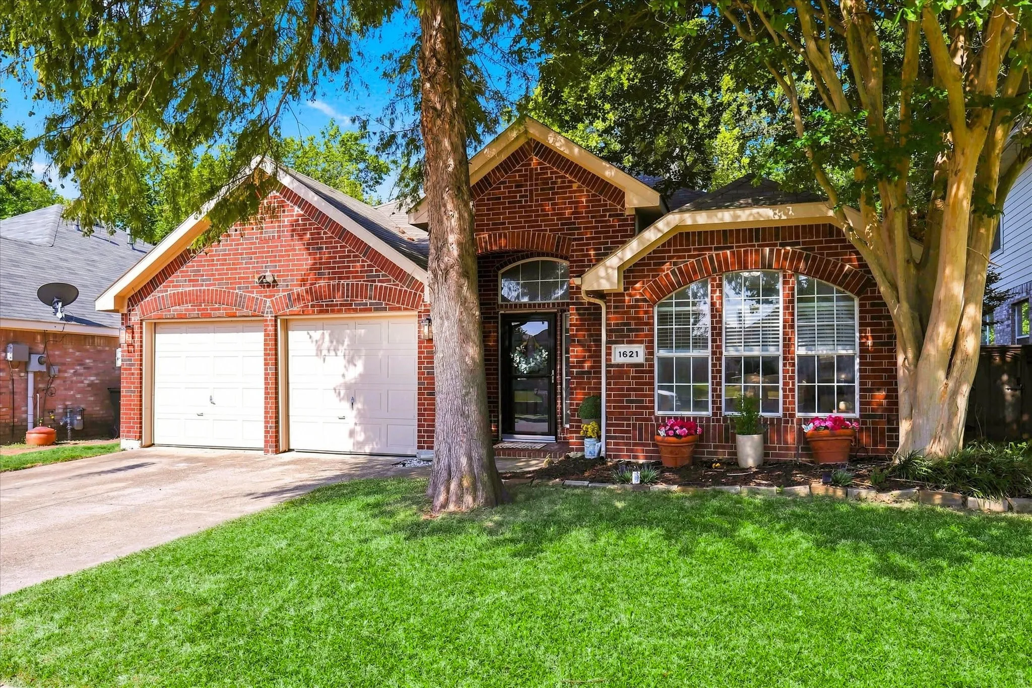 Single Family Residence For Sale in Dallas County , 1621 Nicole Lane, Garland, Texas 75040, 3 Bedroom, 2 Bathroom, 2 Garage spaces, 1,960 Sqft, built in 1999, mls#21358505, Real Estate Agent in Garland, Homes For Sale in Dallas county, Homes For Sale in Garland, Realtor in Garland Texas, Real Estate Brokerage Independent Realty Texas, Luminita Cordes Realtor