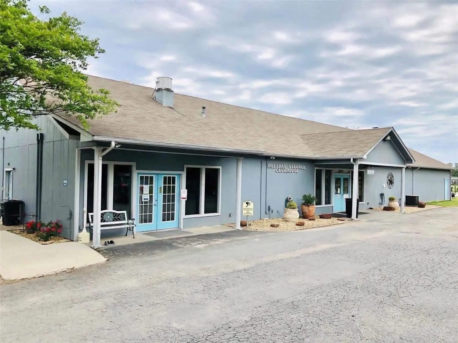 Mobile Home For Sale in Wood County , 232 White Dove Drive, Quitman, Texas 75783, 2 Bedroom, 2 Bathroom, Garage spaces, 896 Sqft, built in 1998, Price $92,000, mls#21358156, Real Estate Agent in Quitman, Homes For Sale in Wood county, Homes For Sale in Quitman, Realtor in Quitman Texas, Real Estate Brokerage Independent Realty Texas, Luminita Cordes Realtor