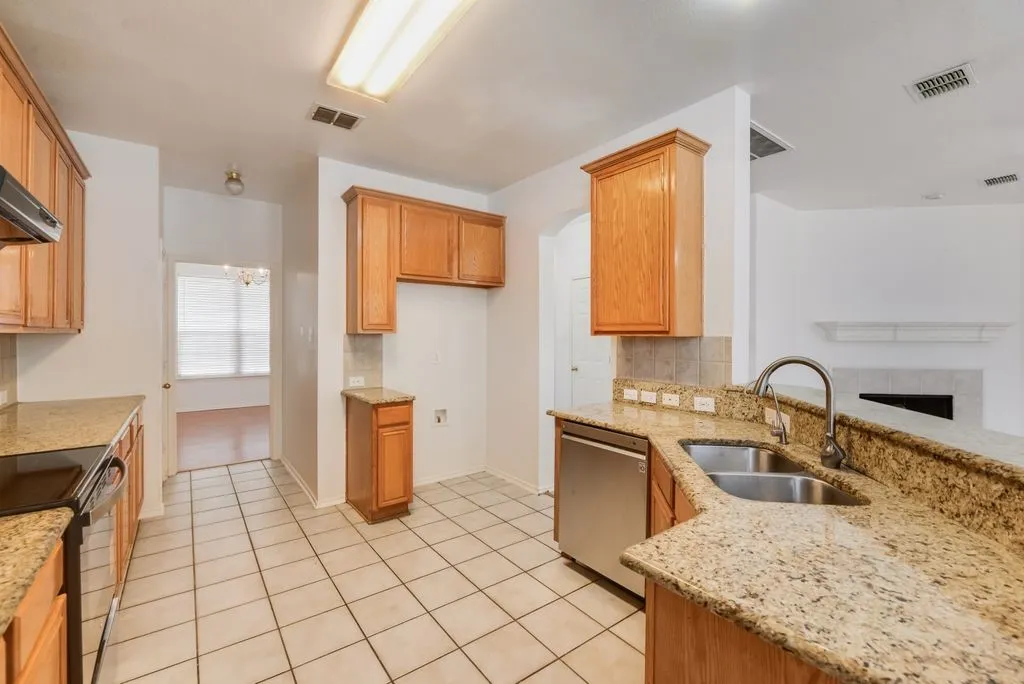 Single Family Residence For Sale in Dallas County , 3913 Goose Creek Parkway, Garland, Texas 75040, 4 Bedroom, 3 Bathroom, 2 Garage spaces, 2,522 Sqft, built in 2003, mls#21357864, Real Estate Agent in Garland, Homes For Sale in Dallas county, Homes For Sale in Garland, Realtor in Garland Texas, Real Estate Brokerage Independent Realty Texas, Luminita Cordes Realtor