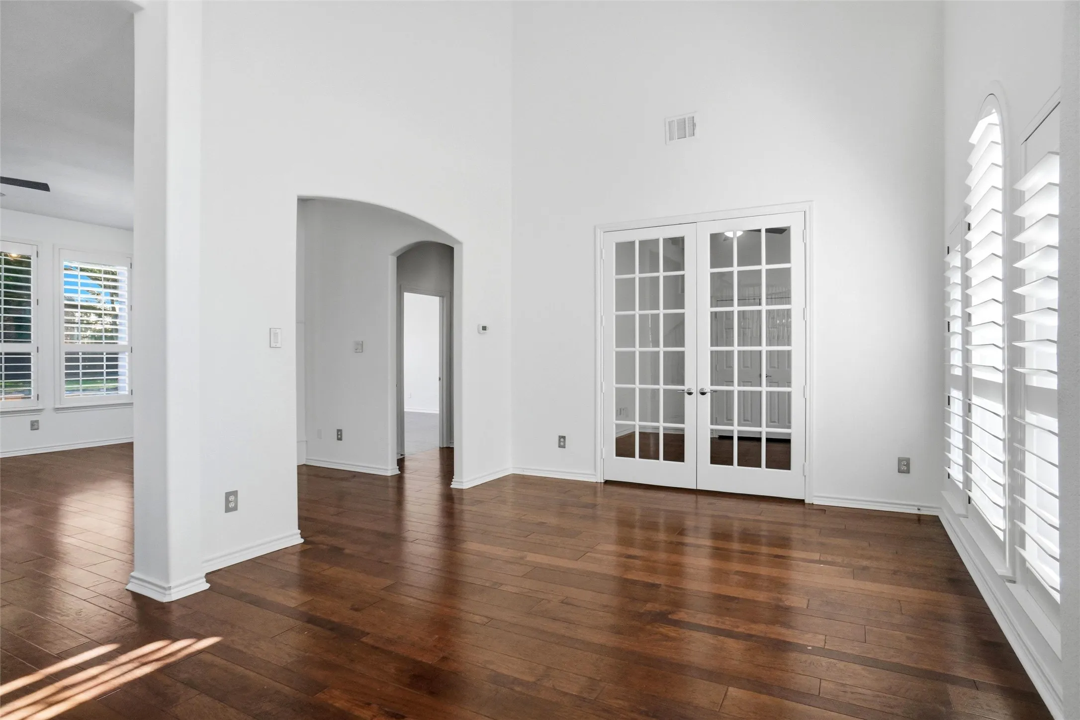 Single Family Residence For Sale in Denton County , 1717 Briaroaks Drive, Flower Mound, Texas 75028, 5 Bedroom, 4 Bathroom, 3 Garage spaces, 3,423 Sqft, built in 1997, mls#21358317, Real Estate Agent in Flower Mound, Homes For Sale in Denton county, Homes For Sale in Flower Mound, Realtor in Flower Mound Texas, Real Estate Brokerage Independent Realty Texas, Luminita Cordes Realtor