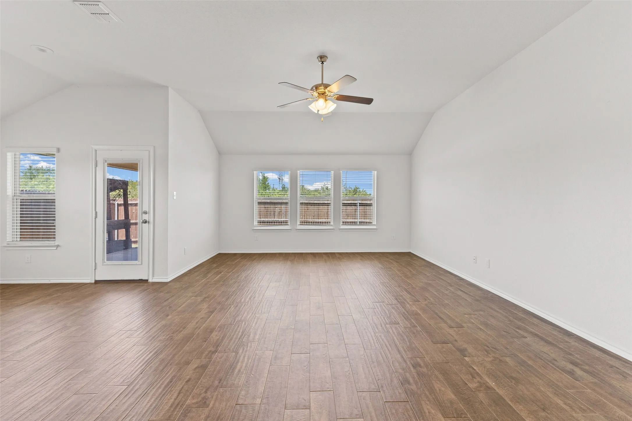 Living room and breakfast room