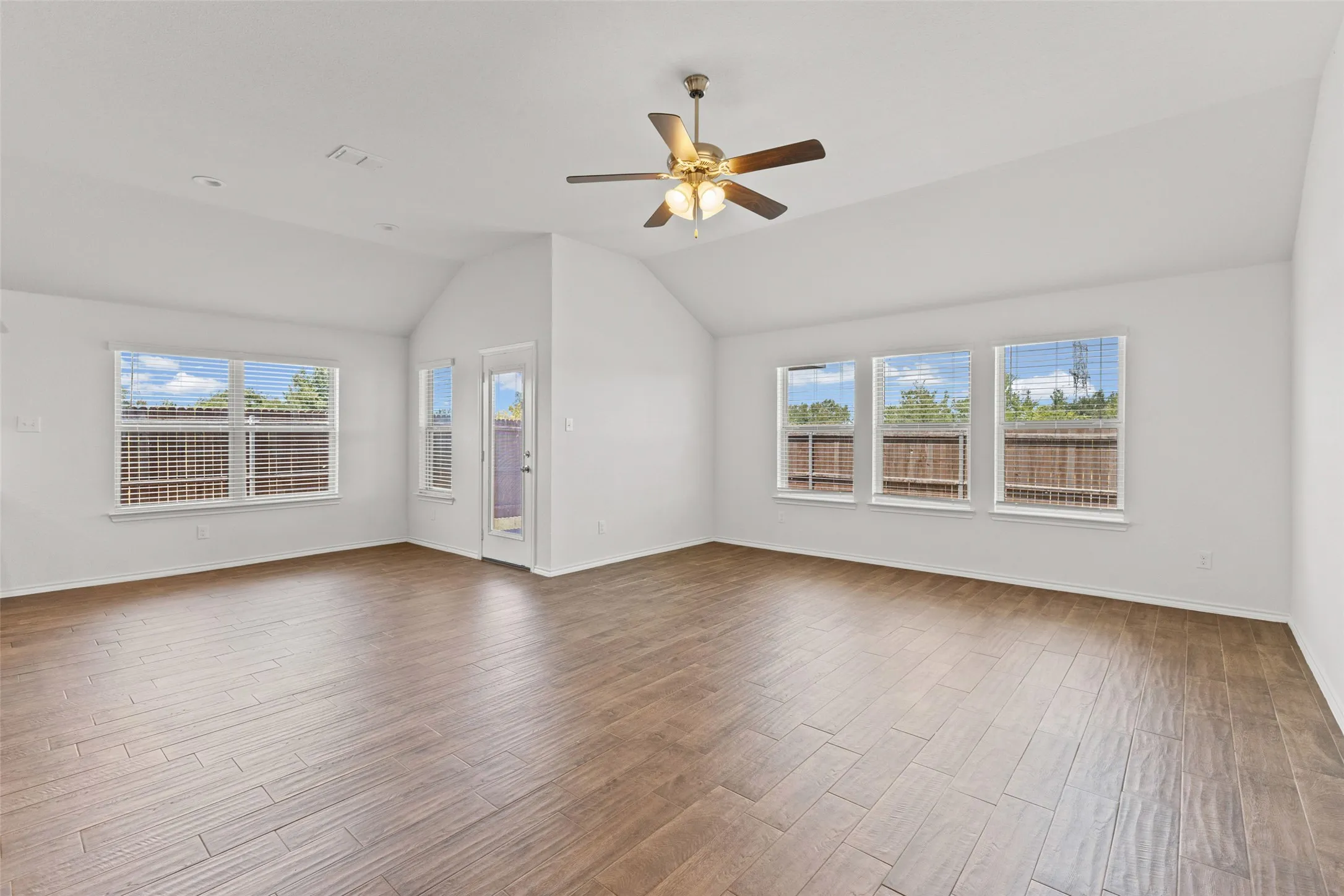 Living room and breakfast room