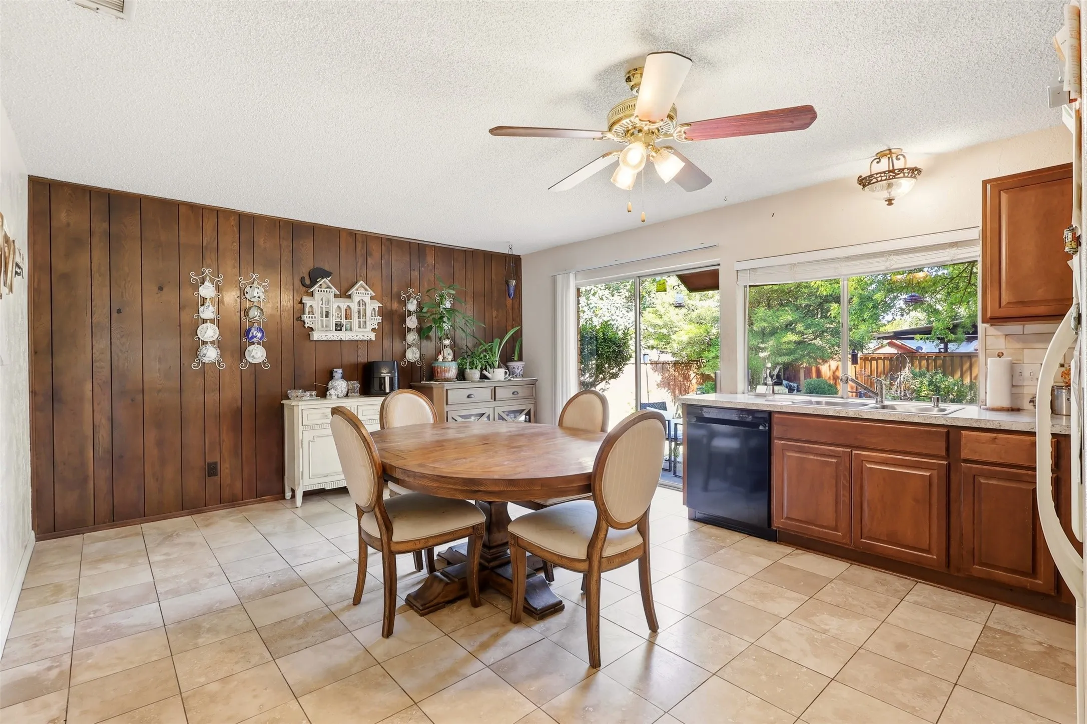 Single Family Residence For Sale in Collin County , 3609 Sherrye Place, Plano, Texas 75074, 3 Bedroom, 2 Bathroom, 2 Garage spaces, 1,475 Sqft, built in 1975, mls#21358523, Real Estate Agent in Plano, Homes For Sale in Collin county, Homes For Sale in Plano, Realtor in Plano Texas, Real Estate Brokerage Independent Realty Texas, Luminita Cordes Realtor