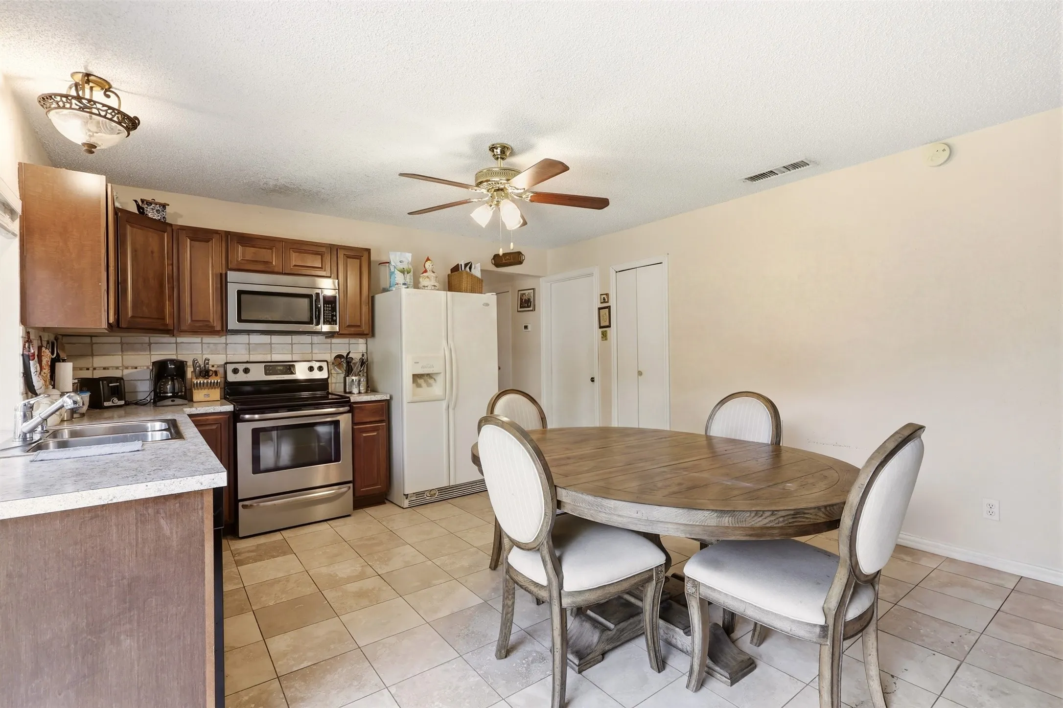 Single Family Residence For Sale in Collin County , 3609 Sherrye Place, Plano, Texas 75074, 3 Bedroom, 2 Bathroom, 2 Garage spaces, 1,475 Sqft, built in 1975, mls#21358523, Real Estate Agent in Plano, Homes For Sale in Collin county, Homes For Sale in Plano, Realtor in Plano Texas, Real Estate Brokerage Independent Realty Texas, Luminita Cordes Realtor