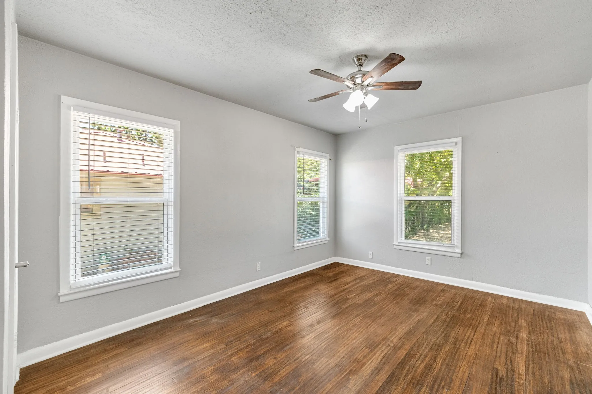 Single Family Residence For Sale in Tarrant County , 3032 Marys Lane, Fort Worth, Texas 76116, 2 Bedroom, 1 Bathroom, 1 Garage spaces, 1,019 Sqft, built in 1952, mls#21350355, Real Estate Agent in Fort Worth, Homes For Sale in Tarrant county, Homes For Sale in Fort Worth, Realtor in Fort Worth Texas, Real Estate Brokerage Independent Realty Texas, Luminita Cordes Realtor