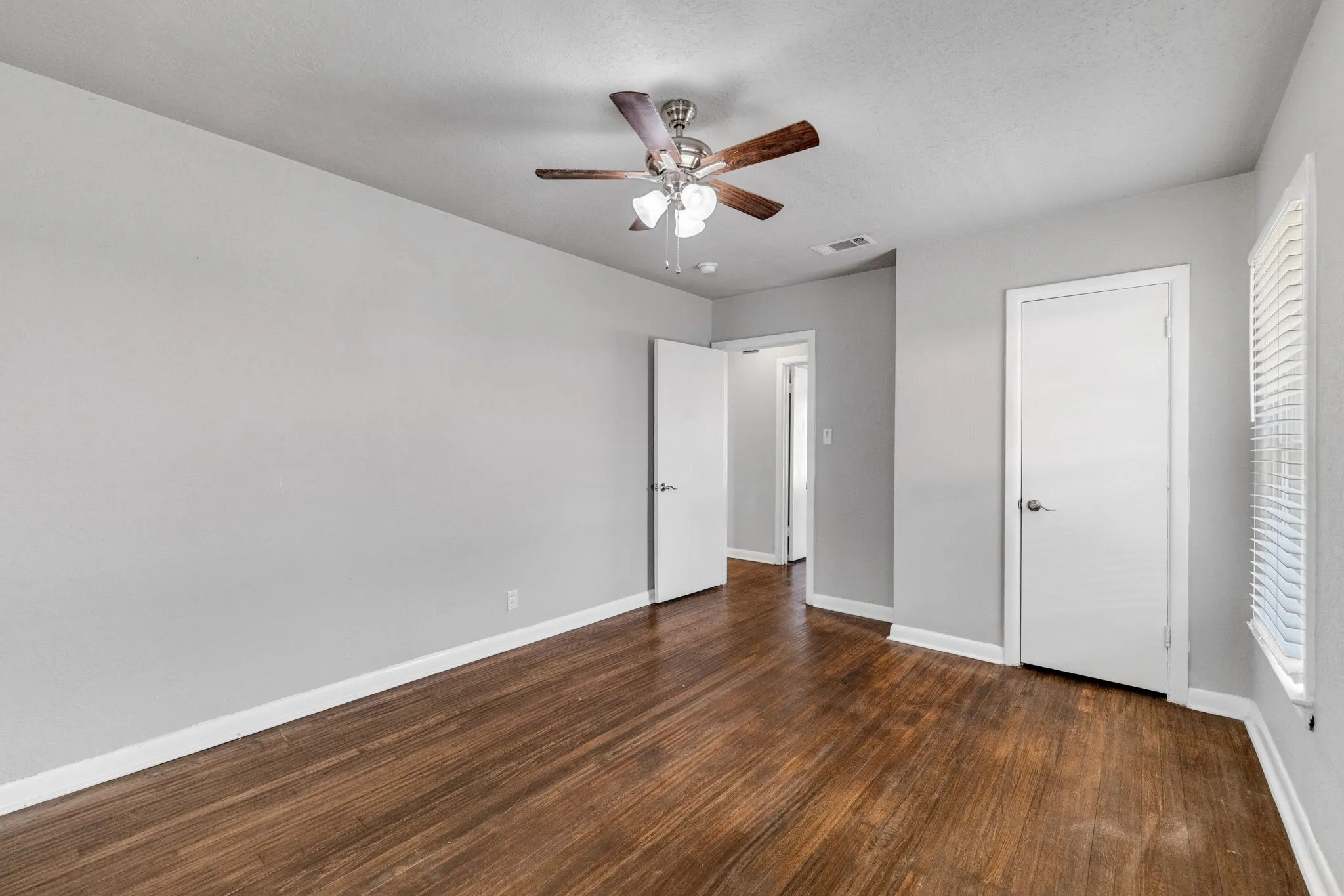 Single Family Residence For Sale in Tarrant County , 3032 Marys Lane, Fort Worth, Texas 76116, 2 Bedroom, 1 Bathroom, 1 Garage spaces, 1,019 Sqft, built in 1952, mls#21350355, Real Estate Agent in Fort Worth, Homes For Sale in Tarrant county, Homes For Sale in Fort Worth, Realtor in Fort Worth Texas, Real Estate Brokerage Independent Realty Texas, Luminita Cordes Realtor