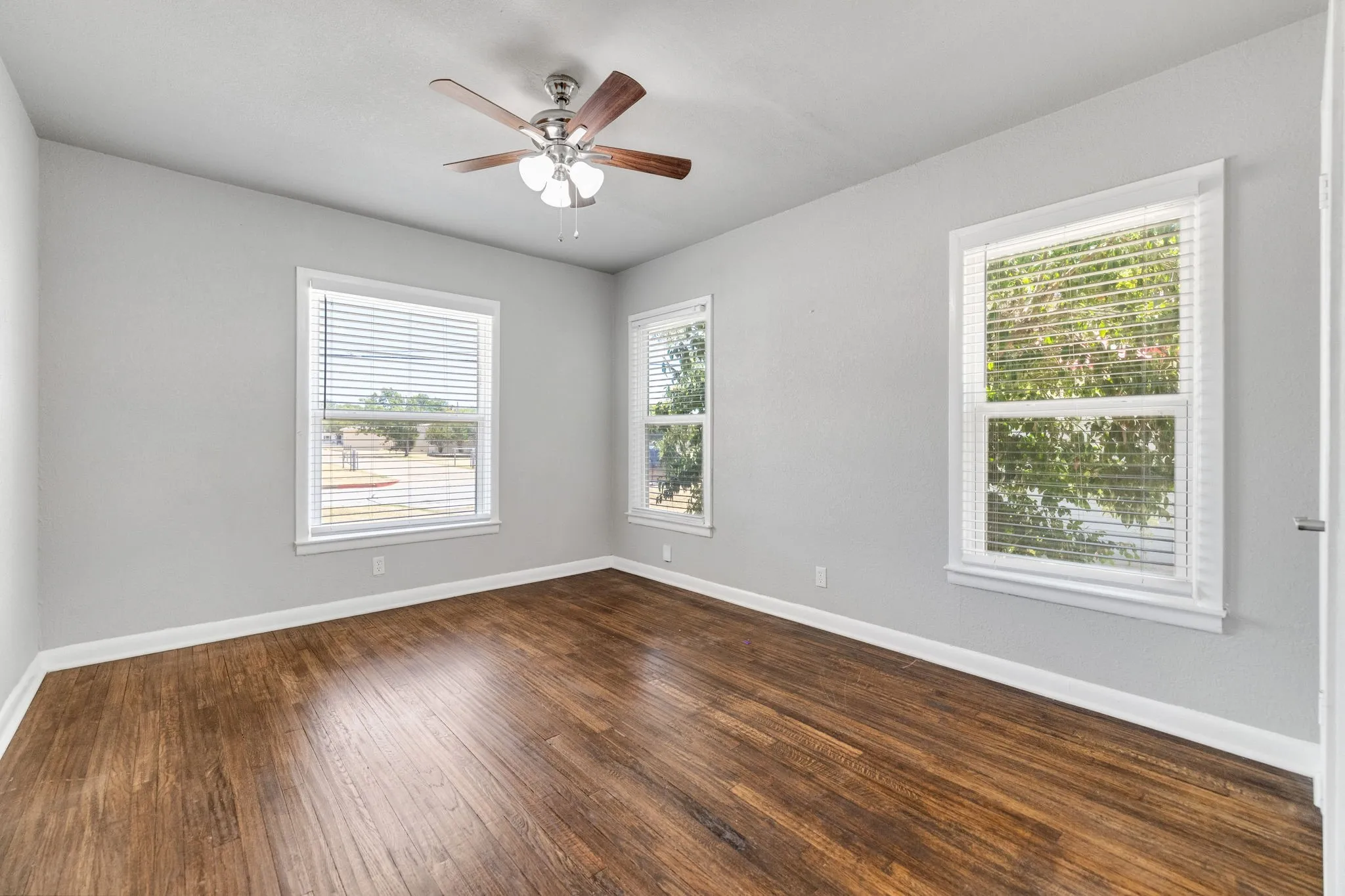 Single Family Residence For Sale in Tarrant County , 3032 Marys Lane, Fort Worth, Texas 76116, 2 Bedroom, 1 Bathroom, 1 Garage spaces, 1,019 Sqft, built in 1952, mls#21350355, Real Estate Agent in Fort Worth, Homes For Sale in Tarrant county, Homes For Sale in Fort Worth, Realtor in Fort Worth Texas, Real Estate Brokerage Independent Realty Texas, Luminita Cordes Realtor