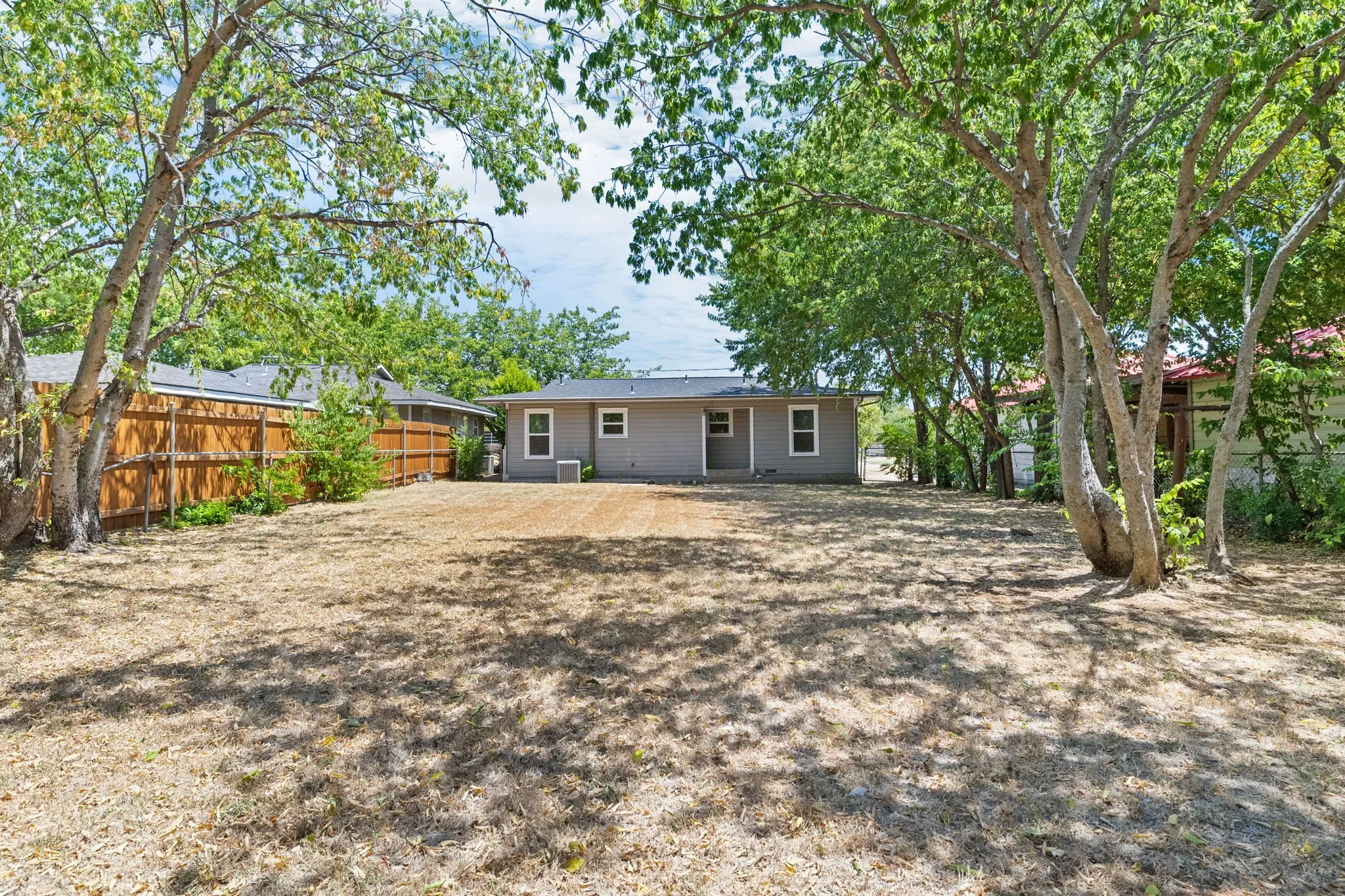 Single Family Residence For Sale in Tarrant County , 3032 Marys Lane, Fort Worth, Texas 76116, 2 Bedroom, 1 Bathroom, 1 Garage spaces, 1,019 Sqft, built in 1952, mls#21350355, Real Estate Agent in Fort Worth, Homes For Sale in Tarrant county, Homes For Sale in Fort Worth, Realtor in Fort Worth Texas, Real Estate Brokerage Independent Realty Texas, Luminita Cordes Realtor