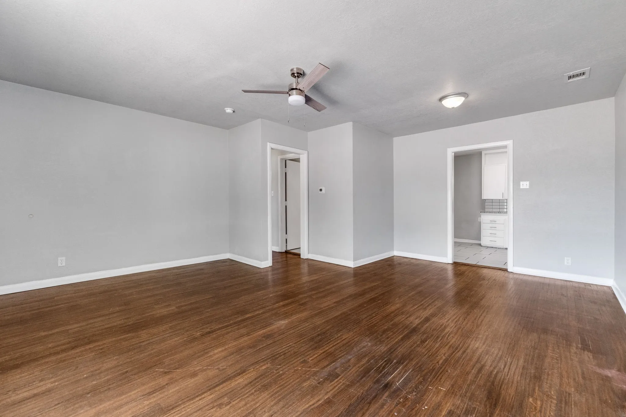 Single Family Residence For Sale in Tarrant County , 3032 Marys Lane, Fort Worth, Texas 76116, 2 Bedroom, 1 Bathroom, 1 Garage spaces, 1,019 Sqft, built in 1952, mls#21350355, Real Estate Agent in Fort Worth, Homes For Sale in Tarrant county, Homes For Sale in Fort Worth, Realtor in Fort Worth Texas, Real Estate Brokerage Independent Realty Texas, Luminita Cordes Realtor