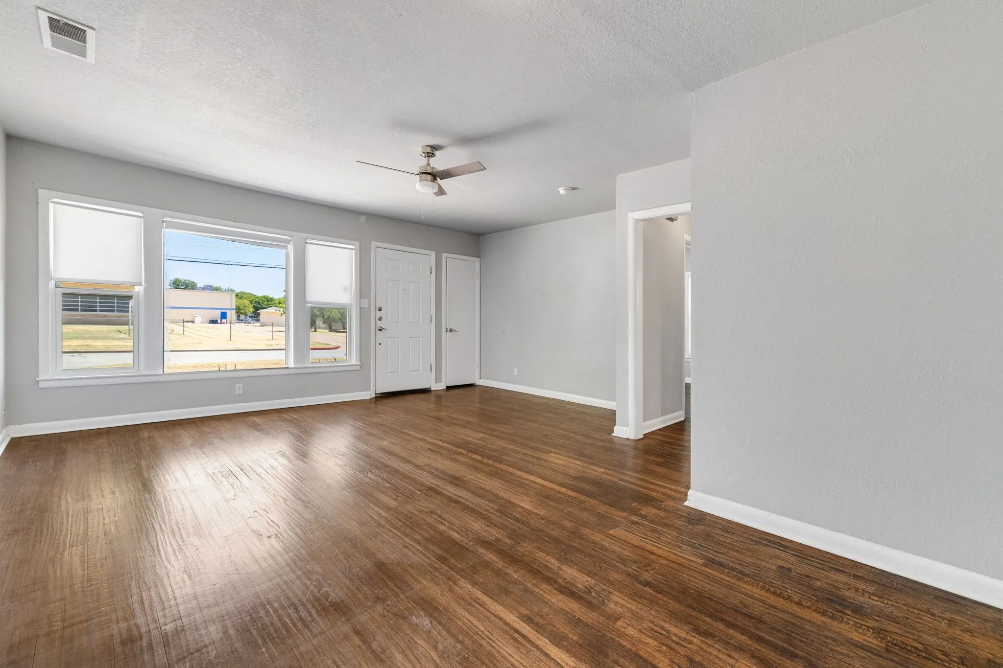 Single Family Residence For Sale in Tarrant County , 3032 Marys Lane, Fort Worth, Texas 76116, 2 Bedroom, 1 Bathroom, 1 Garage spaces, 1,019 Sqft, built in 1952, mls#21350355, Real Estate Agent in Fort Worth, Homes For Sale in Tarrant county, Homes For Sale in Fort Worth, Realtor in Fort Worth Texas, Real Estate Brokerage Independent Realty Texas, Luminita Cordes Realtor
