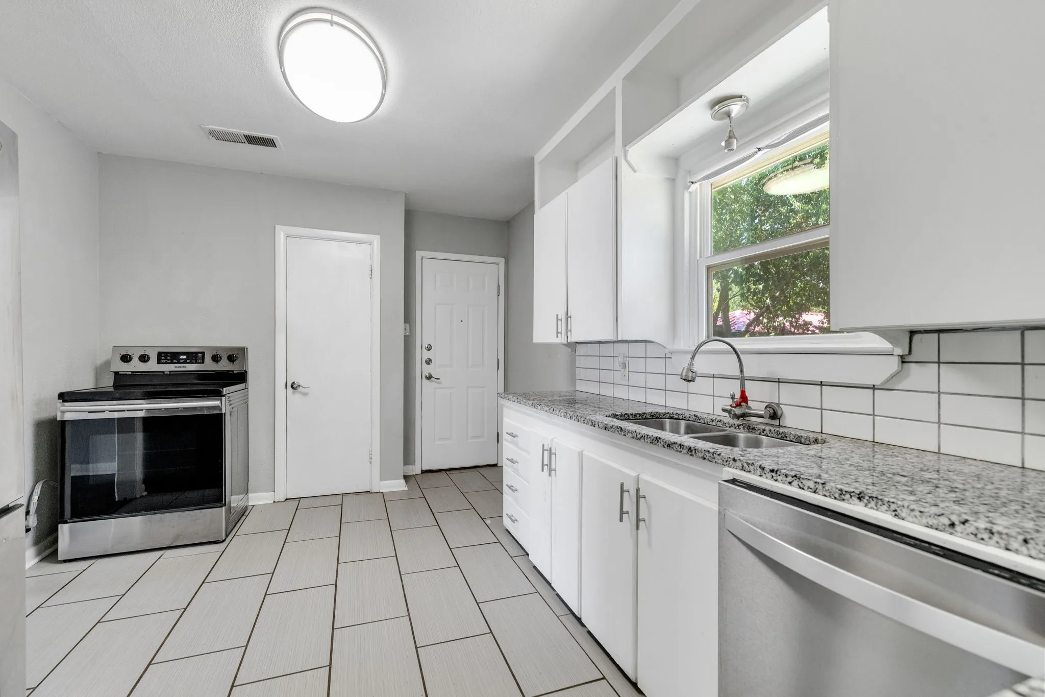 Single Family Residence For Sale in Tarrant County , 3032 Marys Lane, Fort Worth, Texas 76116, 2 Bedroom, 1 Bathroom, 1 Garage spaces, 1,019 Sqft, built in 1952, mls#21350355, Real Estate Agent in Fort Worth, Homes For Sale in Tarrant county, Homes For Sale in Fort Worth, Realtor in Fort Worth Texas, Real Estate Brokerage Independent Realty Texas, Luminita Cordes Realtor