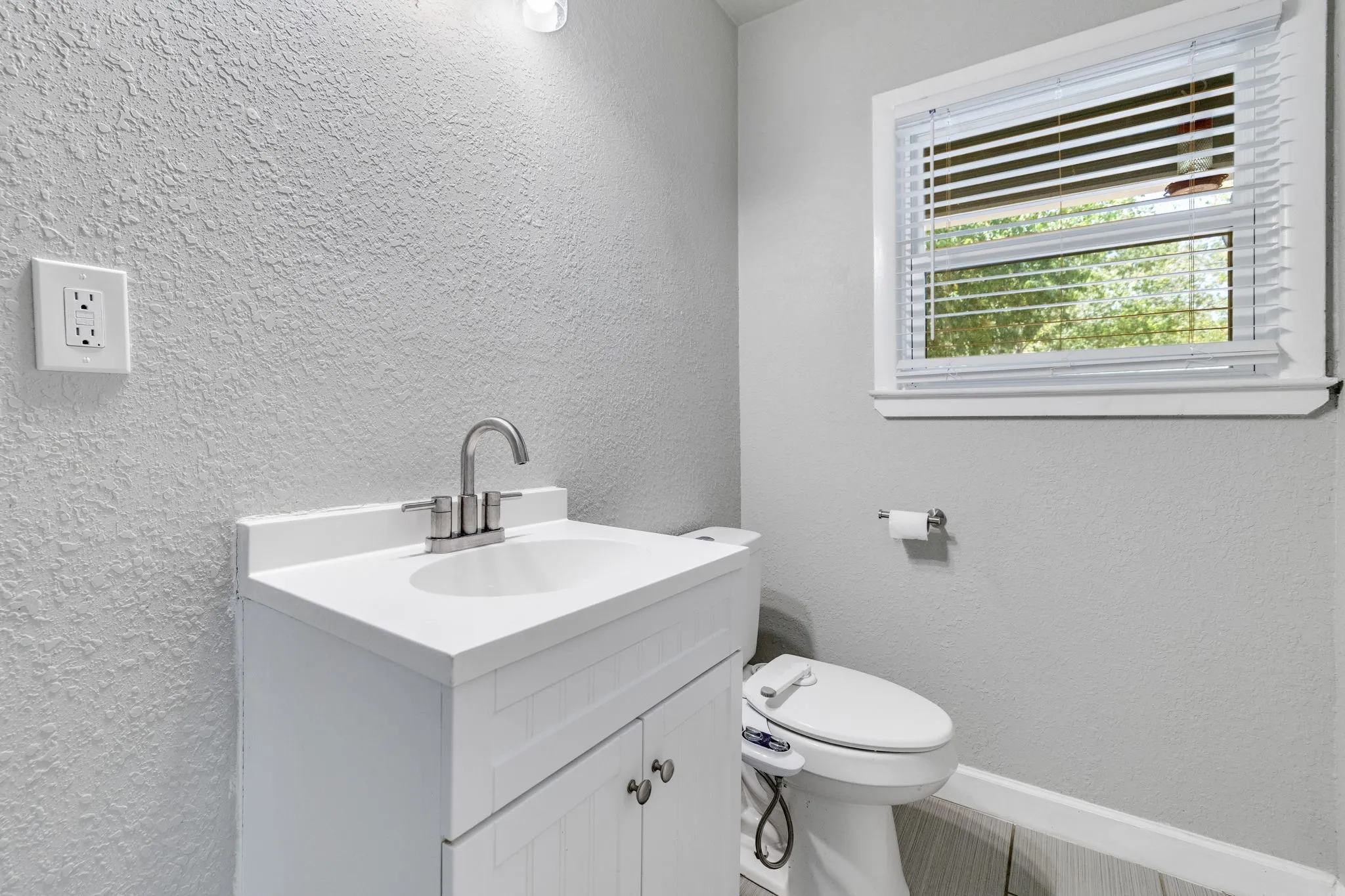Single Family Residence For Sale in Tarrant County , 3032 Marys Lane, Fort Worth, Texas 76116, 2 Bedroom, 1 Bathroom, 1 Garage spaces, 1,019 Sqft, built in 1952, mls#21350355, Real Estate Agent in Fort Worth, Homes For Sale in Tarrant county, Homes For Sale in Fort Worth, Realtor in Fort Worth Texas, Real Estate Brokerage Independent Realty Texas, Luminita Cordes Realtor