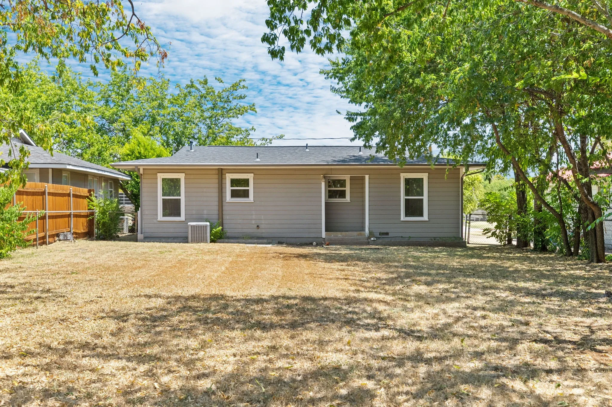 Single Family Residence For Sale in Tarrant County , 3032 Marys Lane, Fort Worth, Texas 76116, 2 Bedroom, 1 Bathroom, 1 Garage spaces, 1,019 Sqft, built in 1952, mls#21350355, Real Estate Agent in Fort Worth, Homes For Sale in Tarrant county, Homes For Sale in Fort Worth, Realtor in Fort Worth Texas, Real Estate Brokerage Independent Realty Texas, Luminita Cordes Realtor