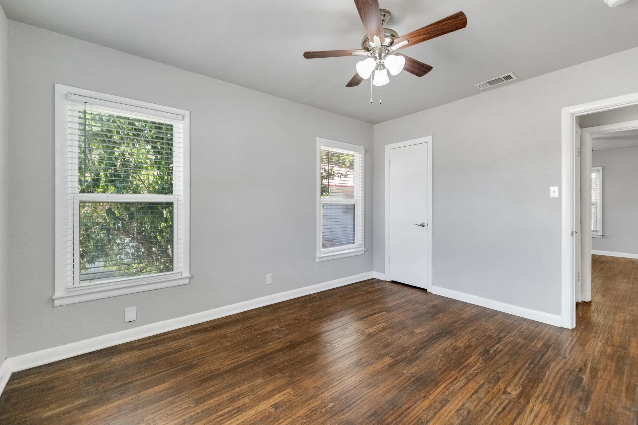 Single Family Residence For Sale in Tarrant County , 3032 Marys Lane, Fort Worth, Texas 76116, 2 Bedroom, 1 Bathroom, 1 Garage spaces, 1,019 Sqft, built in 1952, mls#21350355, Real Estate Agent in Fort Worth, Homes For Sale in Tarrant county, Homes For Sale in Fort Worth, Realtor in Fort Worth Texas, Real Estate Brokerage Independent Realty Texas, Luminita Cordes Realtor