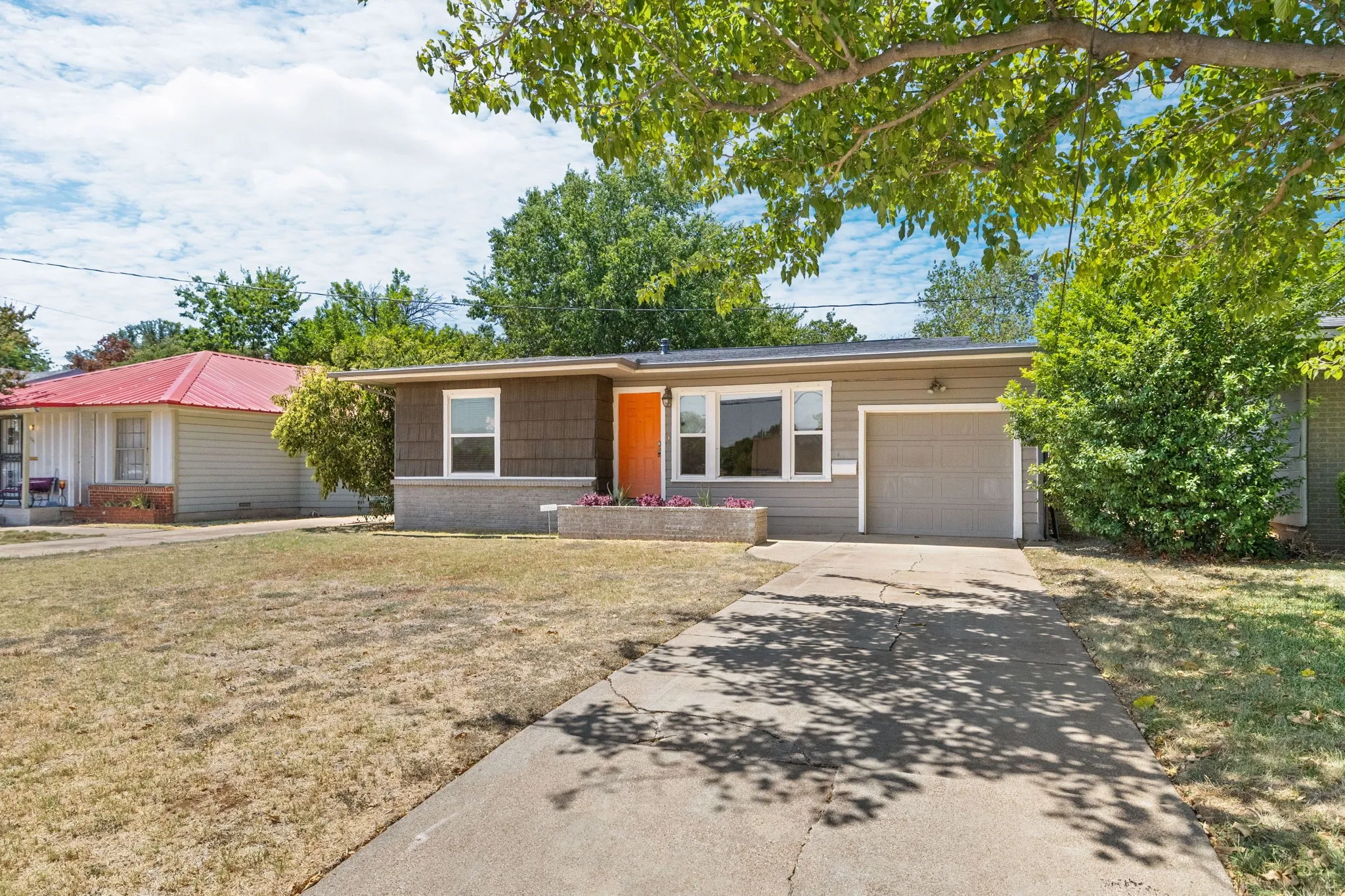 Single Family Residence For Sale in Tarrant County , 3032 Marys Lane, Fort Worth, Texas 76116, 2 Bedroom, 1 Bathroom, 1 Garage spaces, 1,019 Sqft, built in 1952, mls#21350355, Real Estate Agent in Fort Worth, Homes For Sale in Tarrant county, Homes For Sale in Fort Worth, Realtor in Fort Worth Texas, Real Estate Brokerage Independent Realty Texas, Luminita Cordes Realtor