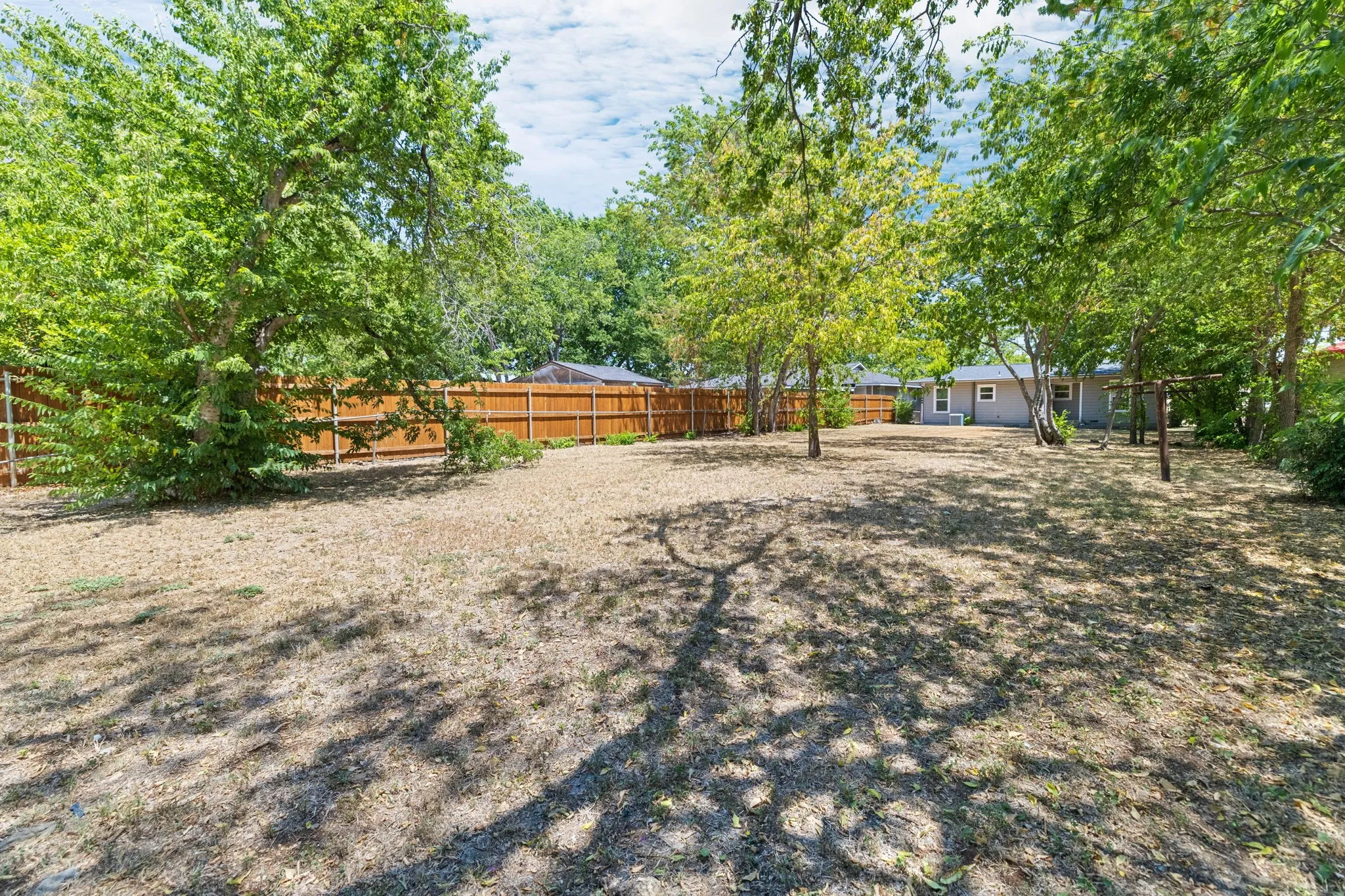 Single Family Residence For Sale in Tarrant County , 3032 Marys Lane, Fort Worth, Texas 76116, 2 Bedroom, 1 Bathroom, 1 Garage spaces, 1,019 Sqft, built in 1952, mls#21350355, Real Estate Agent in Fort Worth, Homes For Sale in Tarrant county, Homes For Sale in Fort Worth, Realtor in Fort Worth Texas, Real Estate Brokerage Independent Realty Texas, Luminita Cordes Realtor