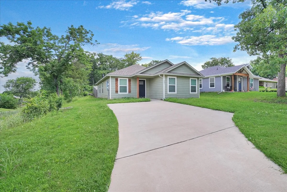 Single Family Residence For Rent in Grayson County , 501 E Day Street, Denison, Texas 75021, 3 Bedroom, 2 Bathroom, Garage spaces, 1,214 Sqft, built in 2022, mls#21358537, Real Estate Agent in Denison, Homes For Rent in Grayson county, Homes For Rent in Denison, Realtor in Denison Texas, Real Estate Brokerage Independent Realty Texas, Luminita Cordes Realtor