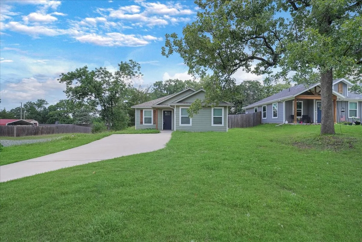 Single Family Residence For Rent in Grayson County , 501 E Day Street, Denison, Texas 75021, 3 Bedroom, 2 Bathroom, Garage spaces, 1,214 Sqft, built in 2022, mls#21358537, Real Estate Agent in Denison, Homes For Rent in Grayson county, Homes For Rent in Denison, Realtor in Denison Texas, Real Estate Brokerage Independent Realty Texas, Luminita Cordes Realtor
