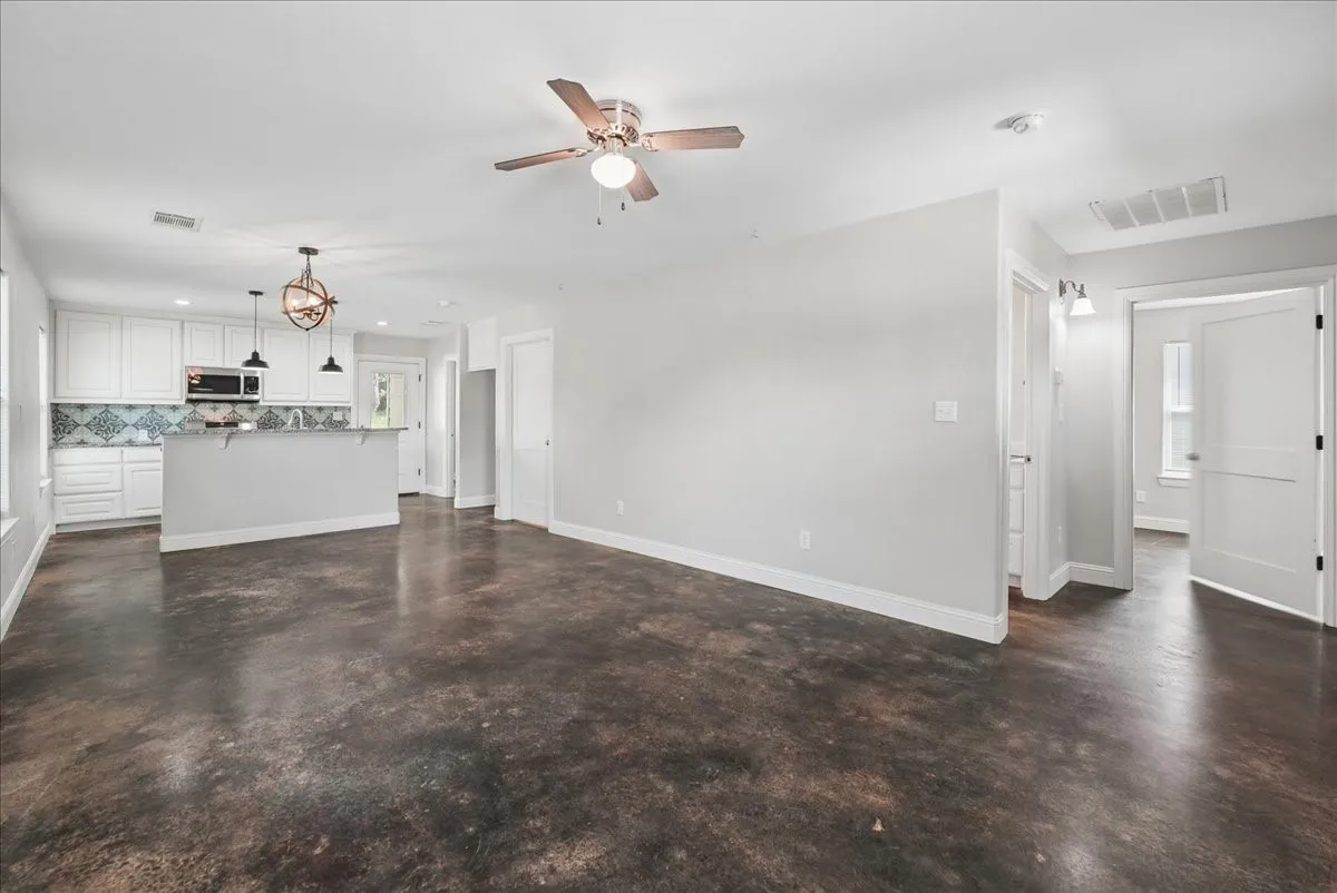 Single Family Residence For Rent in Grayson County , 501 E Day Street, Denison, Texas 75021, 3 Bedroom, 2 Bathroom, Garage spaces, 1,214 Sqft, built in 2022, mls#21358537, Real Estate Agent in Denison, Homes For Rent in Grayson county, Homes For Rent in Denison, Realtor in Denison Texas, Real Estate Brokerage Independent Realty Texas, Luminita Cordes Realtor