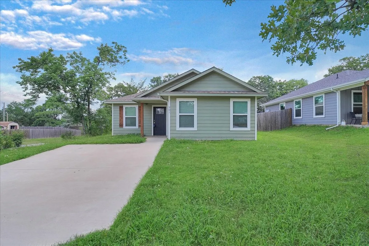 Single Family Residence For Rent in Grayson County , 501 E Day Street, Denison, Texas 75021, 3 Bedroom, 2 Bathroom, Garage spaces, 1,214 Sqft, built in 2022, mls#21358537, Real Estate Agent in Denison, Homes For Rent in Grayson county, Homes For Rent in Denison, Realtor in Denison Texas, Real Estate Brokerage Independent Realty Texas, Luminita Cordes Realtor